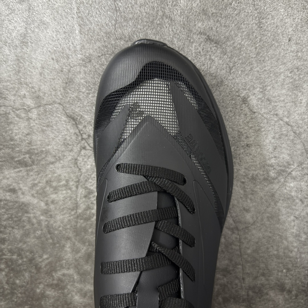 图片[5]-【公司级】DESCENTE 迪桑特 Chron Velo 城市通勤 户外低帮透气运动户外鞋 超透气网面 独特不对称绑带设计 中底搭载迪桑特的 LAVITATE 缓震科技，脚感软弹且回弹迅速，长距离跑步或日常暴走都能有效缓解足部压力。外底采用耐磨橡胶材质，纹路专为湿滑路面和柏油路优化，抓地力强，无论是跑步还是日常通勤都很合适。 尺码：39 40 41 42 43 44-选品中心