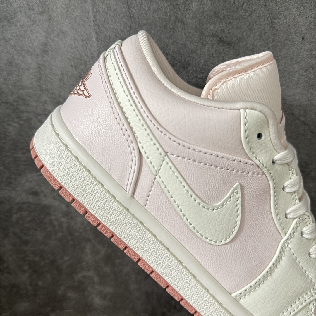 图片[7]-【DT纯原】Air Jordan Low AJ1 乔1白粉色 低帮文化休闲运动板鞋 IH0823-611  市面中低帮最具代表性版本没有之一 口碑大厂出品 品控大底版型不断改良更新 全套原纸板楦头开发 确保原汁原味 完美呈现版型 完美零毛边处理 原厂内置全掌气垫 价格定位良心 平台专用代工流水线出品 一眼公司既视感 拿到手的一瞬间就与众不同 碾压市面所有版本 全部原鞋开发 每一个配色都会采购原鞋确认细节 打破市面看图做货无好货之说 尺码：35.5-46-选品中心