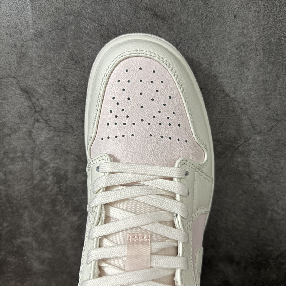 图片[5]-【DT纯原】Air Jordan Low AJ1 乔1白粉色 低帮文化休闲运动板鞋 IH0823-611  市面中低帮最具代表性版本没有之一 口碑大厂出品 品控大底版型不断改良更新 全套原纸板楦头开发 确保原汁原味 完美呈现版型 完美零毛边处理 原厂内置全掌气垫 价格定位良心 平台专用代工流水线出品 一眼公司既视感 拿到手的一瞬间就与众不同 碾压市面所有版本 全部原鞋开发 每一个配色都会采购原鞋确认细节 打破市面看图做货无好货之说 尺码：35.5-46-选品中心