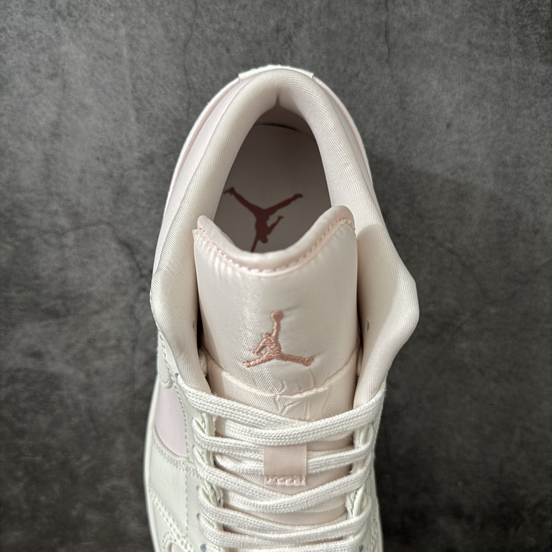 图片[8]-【DT纯原】Air Jordan Low AJ1 乔1白粉色 低帮文化休闲运动板鞋 IH0823-611  市面中低帮最具代表性版本没有之一 口碑大厂出品 品控大底版型不断改良更新 全套原纸板楦头开发 确保原汁原味 完美呈现版型 完美零毛边处理 原厂内置全掌气垫 价格定位良心 平台专用代工流水线出品 一眼公司既视感 拿到手的一瞬间就与众不同 碾压市面所有版本 全部原鞋开发 每一个配色都会采购原鞋确认细节 打破市面看图做货无好货之说 尺码：35.5-46-选品中心