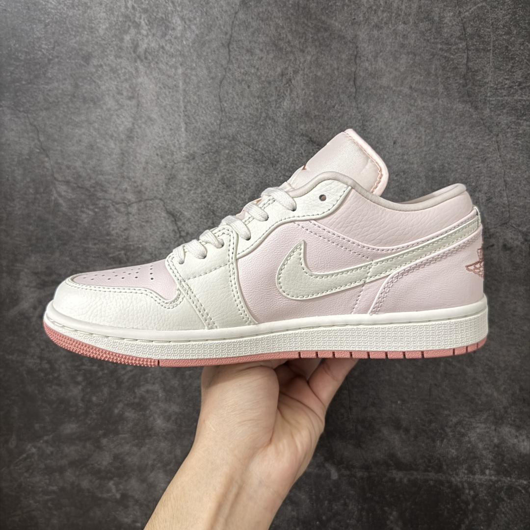 图片[2]-【DT纯原】Air Jordan Low AJ1 乔1白粉色 低帮文化休闲运动板鞋 IH0823-611  市面中低帮最具代表性版本没有之一 口碑大厂出品 品控大底版型不断改良更新 全套原纸板楦头开发 确保原汁原味 完美呈现版型 完美零毛边处理 原厂内置全掌气垫 价格定位良心 平台专用代工流水线出品 一眼公司既视感 拿到手的一瞬间就与众不同 碾压市面所有版本 全部原鞋开发 每一个配色都会采购原鞋确认细节 打破市面看图做货无好货之说 尺码：35.5-46-选品中心