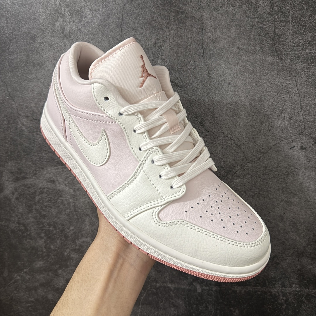 图片[3]-【DT纯原】Air Jordan Low AJ1 乔1白粉色 低帮文化休闲运动板鞋 IH0823-611  市面中低帮最具代表性版本没有之一 口碑大厂出品 品控大底版型不断改良更新 全套原纸板楦头开发 确保原汁原味 完美呈现版型 完美零毛边处理 原厂内置全掌气垫 价格定位良心 平台专用代工流水线出品 一眼公司既视感 拿到手的一瞬间就与众不同 碾压市面所有版本 全部原鞋开发 每一个配色都会采购原鞋确认细节 打破市面看图做货无好货之说 尺码：35.5-46-选品中心