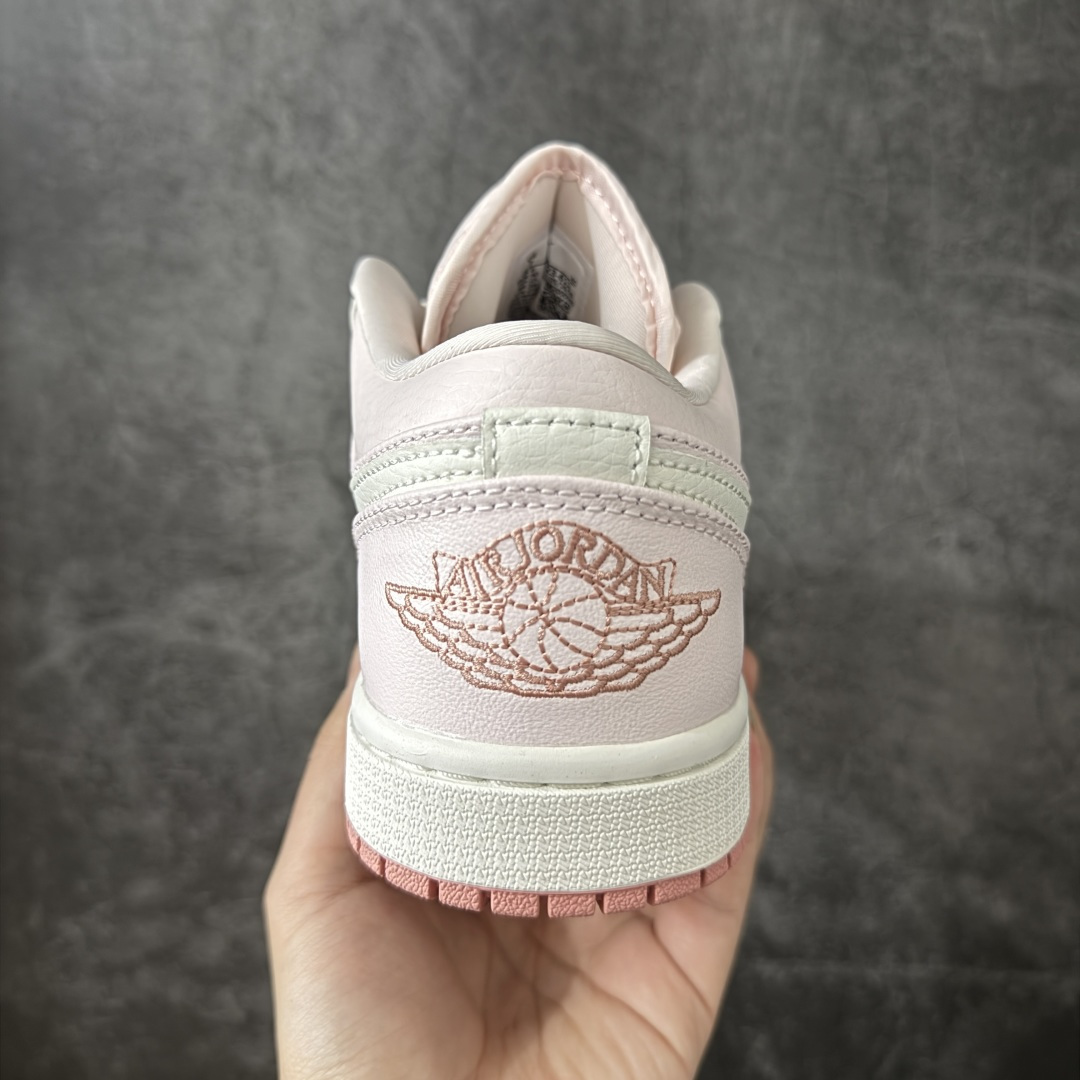 图片[4]-【DT纯原】Air Jordan Low AJ1 乔1白粉色 低帮文化休闲运动板鞋 IH0823-611  市面中低帮最具代表性版本没有之一 口碑大厂出品 品控大底版型不断改良更新 全套原纸板楦头开发 确保原汁原味 完美呈现版型 完美零毛边处理 原厂内置全掌气垫 价格定位良心 平台专用代工流水线出品 一眼公司既视感 拿到手的一瞬间就与众不同 碾压市面所有版本 全部原鞋开发 每一个配色都会采购原鞋确认细节 打破市面看图做货无好货之说 尺码：35.5-46-选品中心