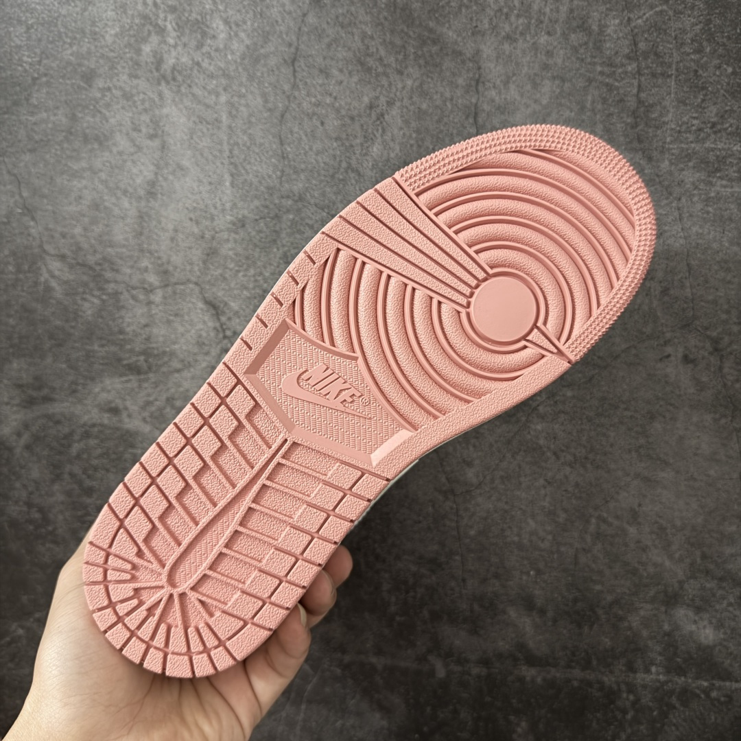 图片[9]-【DT纯原】Air Jordan Low AJ1 乔1白粉色 低帮文化休闲运动板鞋 IH0823-611  市面中低帮最具代表性版本没有之一 口碑大厂出品 品控大底版型不断改良更新 全套原纸板楦头开发 确保原汁原味 完美呈现版型 完美零毛边处理 原厂内置全掌气垫 价格定位良心 平台专用代工流水线出品 一眼公司既视感 拿到手的一瞬间就与众不同 碾压市面所有版本 全部原鞋开发 每一个配色都会采购原鞋确认细节 打破市面看图做货无好货之说 尺码：35.5-46-选品中心
