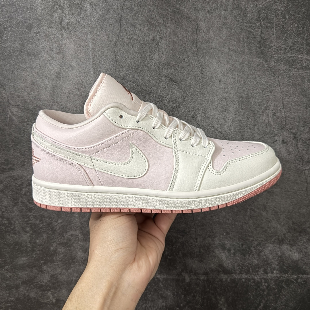 【DT纯原】Air Jordan Low AJ1 乔1白粉色 低帮文化休闲运动板鞋 IH0823-611  市面中低帮最具代表性版本没有之一 口碑大厂出品 品控大底版型不断改良更新 全套原纸板楦头开发 确保原汁原味 完美呈现版型 完美零毛边处理 原厂内置全掌气垫 价格定位良心 平台专用代工流水线出品 一眼公司既视感 拿到手的一瞬间就与众不同 碾压市面所有版本 全部原鞋开发 每一个配色都会采购原鞋确认细节 打破市面看图做货无好货之说 尺码：35.5-46-选品中心