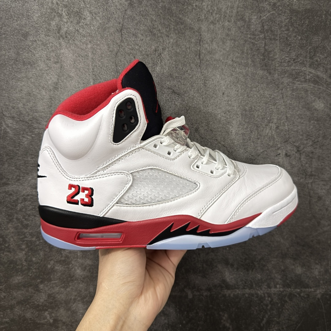 【KZ纯原】Air Jordan 5 Retro AJ5 乔5白红 火焰红 HQ7978-101 国内一线大厂出品 匠心打造 头层皮料原厂数据 全新纸板 模具打造 外贸 平台高端零售专供品质 品质毋庸置疑 一眼正品既视感 细节均已解码 尺码：36 36.5 37.5 38 38.5 39 40 40.5 41 42 42.5 43 44 44.5 45 46 47.5-选品中心
