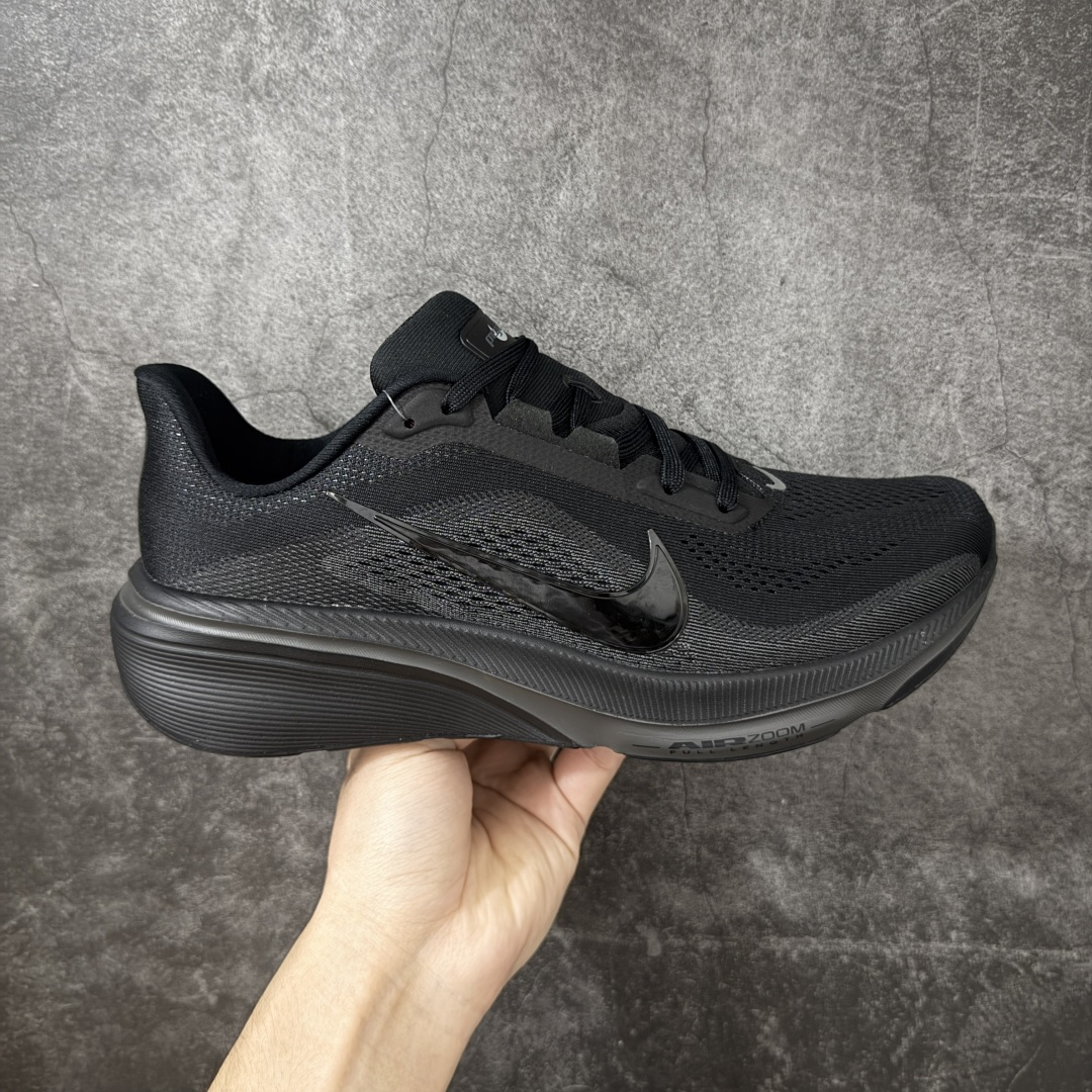 【RS纯原】Nike Air Zoom Pegasus 42 登月42代超级飞马系列马拉松跑步鞋 IB1881-003 平台专供 充正品质 原材料打造 中底搭载前Zoom+全掌React配置 全部原鞋开发打造 所有细节全部同步原版 全新一代拥有 Zoom Air 一如既往的稳定感和流畅感 鞋面采用工程网眼设计 为特定高热区域营造出色透气性 进一步增加鞋面的穿孔数量 让足部能够快速散热 中足搭配 Flywire 飞线 在高速运动时营造舒适稳定的贴合感 内置Zoon气垫加持 动力十足！ 尺码： 36-45-选品中心