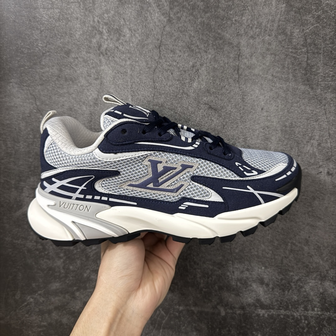 【莞顶礼盒版】LV Tatic系列 休闲 跑步鞋 Lv Tatic Runner 向1990年代的汲取灵感，再掀运动美学新风潮。网眼和科技材质共筑精致鞋面，字母焕现鲜明色彩与动感气息。轻盈回弹的外底带来全天候的舒适穿着体验，更有Vuitton 标识点缀其上配送精美包装 •面料：原版进口绒面皮革+透气网眼 • 内里：原版定制透气网里 • 鞋底：原版开模双色TPU组合底 • 底厚：5CM 尺码：39-46-选品中心