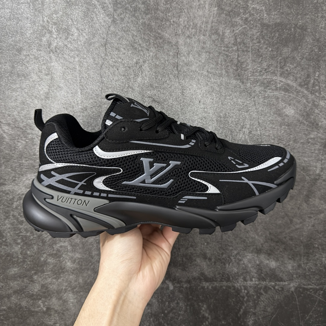 【莞顶礼盒版】LV Tatic系列 休闲 跑步鞋 Lv Tatic Runner 向1990年代的汲取灵感，再掀运动美学新风潮。网眼和科技材质共筑精致鞋面，字母焕现鲜明色彩与动感气息。轻盈回弹的外底带来全天候的舒适穿着体验，更有Vuitton 标识点缀其上配送精美包装 •面料：原版进口绒面皮革+透气网眼 • 内里：原版定制透气网里 • 鞋底：原版开模双色TPU组合底 • 底厚：5CM 尺码：39-46-选品中心