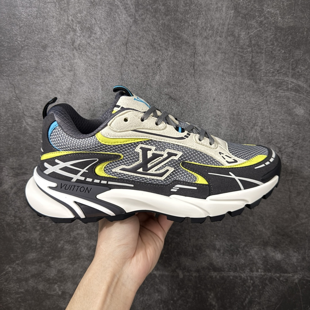 【莞顶礼盒版】LV Tatic系列 休闲 跑步鞋 Lv Tatic Runner 向1990年代的汲取灵感，再掀运动美学新风潮。网眼和科技材质共筑精致鞋面，字母焕现鲜明色彩与动感气息。轻盈回弹的外底带来全天候的舒适穿着体验，更有Vuitton 标识点缀其上配送精美包装 •面料：原版进口绒面皮革+透气网眼 • 内里：原版定制透气网里 • 鞋底：原版开模双色TPU组合底 • 底厚：5CM 尺码：39-46-选品中心