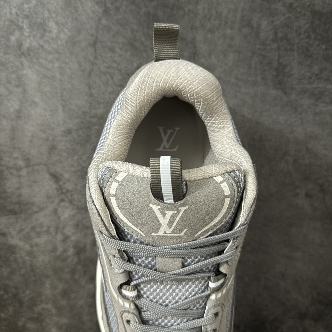 图片[8]-【莞顶礼盒版】LV Tatic系列 休闲 跑步鞋 Lv Tatic Runner 向1990年代的汲取灵感，再掀运动美学新风潮。网眼和科技材质共筑精致鞋面，字母焕现鲜明色彩与动感气息。轻盈回弹的外底带来全天候的舒适穿着体验，更有Vuitton 标识点缀其上配送精美包装 •面料：原版进口绒面皮革+透气网眼 • 内里：原版定制透气网里 • 鞋底：原版开模双色TPU组合底 • 底厚：5CM 尺码：39-46-选品中心