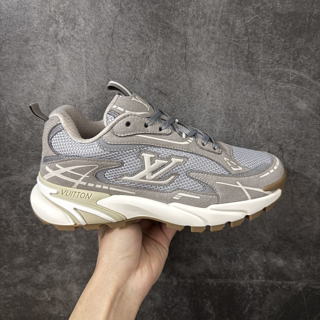 【莞顶礼盒版】LV Tatic系列 休闲 跑步鞋 Lv Tatic Runner 向1990年代的汲取灵感，再掀运动美学新风潮。网眼和科技材质共筑精致鞋面，字母焕现鲜明色彩与动感气息。轻盈回弹的外底带来全天候的舒适穿着体验，更有Vuitton 标识点缀其上配送精美包装 •面料：原版进口绒面皮革+透气网眼 • 内里：原版定制透气网里 • 鞋底：原版开模双色TPU组合底 • 底厚：5CM 尺码：39-46-选品中心