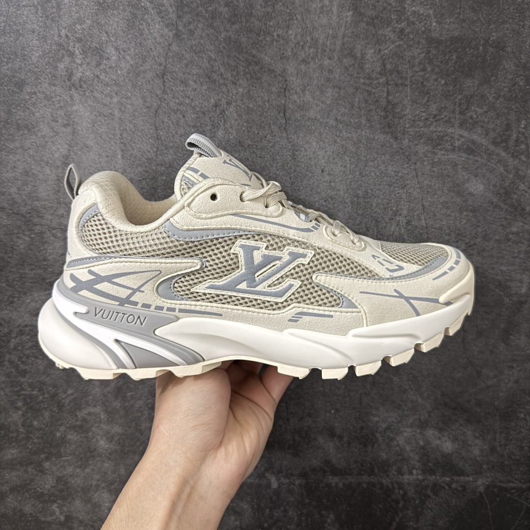 【莞顶礼盒版】LV Tatic系列 休闲 跑步鞋 Lv Tatic Runner 向1990年代的汲取灵感，再掀运动美学新风潮。网眼和科技材质共筑精致鞋面，字母焕现鲜明色彩与动感气息。轻盈回弹的外底带来全天候的舒适穿着体验，更有Vuitton 标识点缀其上配送精美包装 •面料：原版进口绒面皮革+透气网眼 • 内里：原版定制透气网里 • 鞋底：原版开模双色TPU组合底 • 底厚：5CM 尺码：39-46-选品中心