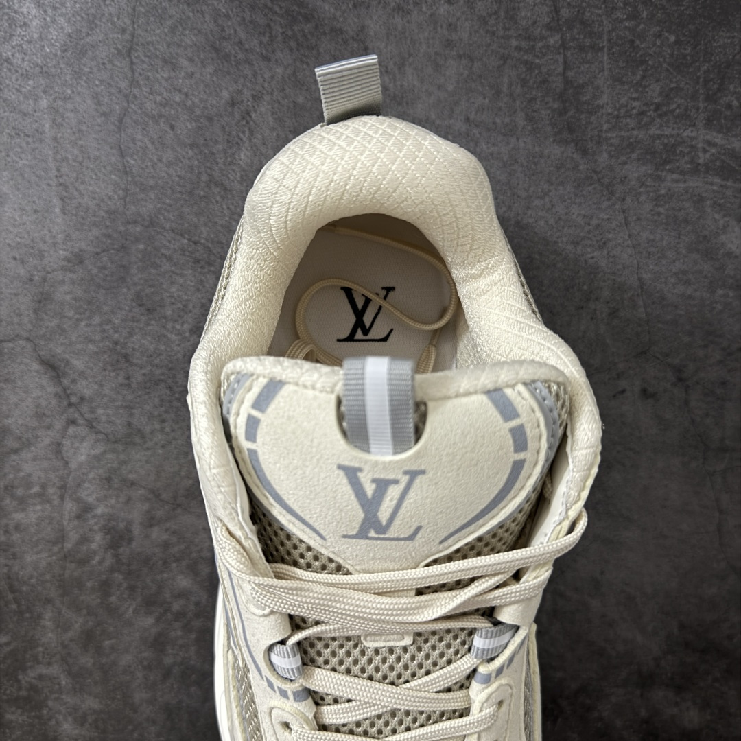 图片[8]-【莞顶礼盒版】LV Tatic系列 休闲 跑步鞋 Lv Tatic Runner 向1990年代的汲取灵感，再掀运动美学新风潮。网眼和科技材质共筑精致鞋面，字母焕现鲜明色彩与动感气息。轻盈回弹的外底带来全天候的舒适穿着体验，更有Vuitton 标识点缀其上配送精美包装 •面料：原版进口绒面皮革+透气网眼 • 内里：原版定制透气网里 • 鞋底：原版开模双色TPU组合底 • 底厚：5CM 尺码：39-46-选品中心