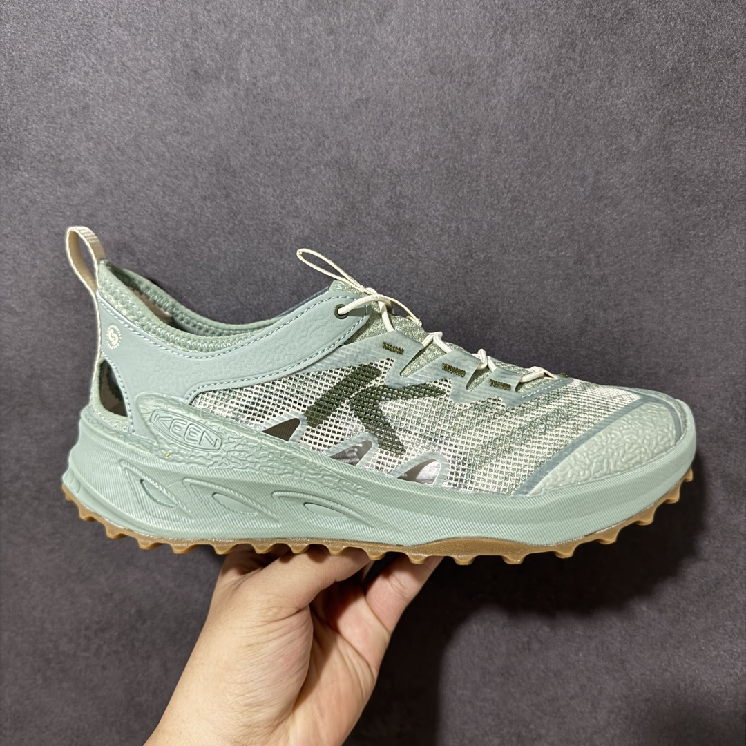 【公司级】Keen Zionic 织物 ADV 科恩 抽绳镂空 舒适灵活耐用 低帮登山鞋 这双鞋不仅传承了KEEN自2003年创立以来对户外功能性的执着追求，更通过巧妙的设计焕新，让山系美学无缝融入日常穿搭场景。鞋身采用磨砂绒面革材质，线条简洁利落，呈现出低调却极具质感的视觉层次。其轻量化结构与灵活抓地底纹设计，确保了在城市通勤与近郊徒步间切换时的轻便快捷性能，完美呼应现代生活对敏捷与舒适的双重需求。鞋面巧妙融入3M反光元素，在夜间或低光环境下增添安全性与科技氛围；更搭载Eco Anti-odor天然抗菌技术，通过环保方式抑制异味，保持鞋内清新，适合长时间穿着。Jasper ZIONIC通过多款时尚配色，将户外机能与都市美学融为一体，在经典户外基因之上，轻松驾驭各种穿搭风格 货号：1031953 尺码：36 36.5 37.5 38 38.5 39 40 40.5 41 42 42.5 43 44 45 46-选品中心