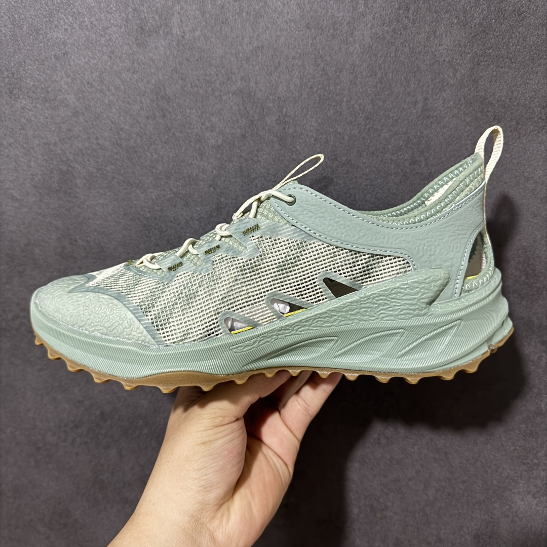 图片[2]-【公司级】Keen Zionic 织物 ADV 科恩 抽绳镂空 舒适灵活耐用 低帮登山鞋 这双鞋不仅传承了KEEN自2003年创立以来对户外功能性的执着追求，更通过巧妙的设计焕新，让山系美学无缝融入日常穿搭场景。鞋身采用磨砂绒面革材质，线条简洁利落，呈现出低调却极具质感的视觉层次。其轻量化结构与灵活抓地底纹设计，确保了在城市通勤与近郊徒步间切换时的轻便快捷性能，完美呼应现代生活对敏捷与舒适的双重需求。鞋面巧妙融入3M反光元素，在夜间或低光环境下增添安全性与科技氛围；更搭载Eco Anti-odor天然抗菌技术，通过环保方式抑制异味，保持鞋内清新，适合长时间穿着。Jasper ZIONIC通过多款时尚配色，将户外机能与都市美学融为一体，在经典户外基因之上，轻松驾驭各种穿搭风格 货号：1031953 尺码：36 36.5 37.5 38 38.5 39 40 40.5 41 42 42.5 43 44 45 46-选品中心