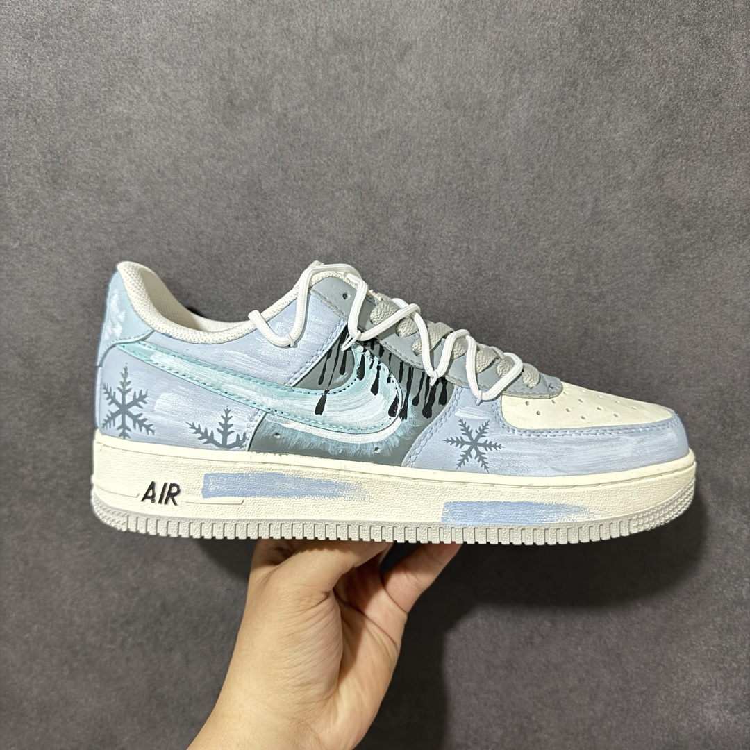 【定制版】手绘涂鸦“冰原落雪”Nike Air Force 1 “Icefield Snowfall”空军一号定制板鞋 专为夏日氛围感打造。通体清透冰蓝手绘配色，像冰镇汽水融化的冰面，鞋身散落的雪花纹样自带降温滤镜，一眼扑面而来山林冰雪的凉感。冰瀑渐变的勾子涂装复刻融冰流水，柔和浅蓝调弱化厚重感，用冰雪元素消解暑气,是夏日穿搭自带降温 buff 的小众定制潮鞋 货号：DO7417-199 尺码： 36 36.5 37.5 38 38.5 39 40 40.5 41 42 42.5 43 44 44.5 45-选品中心