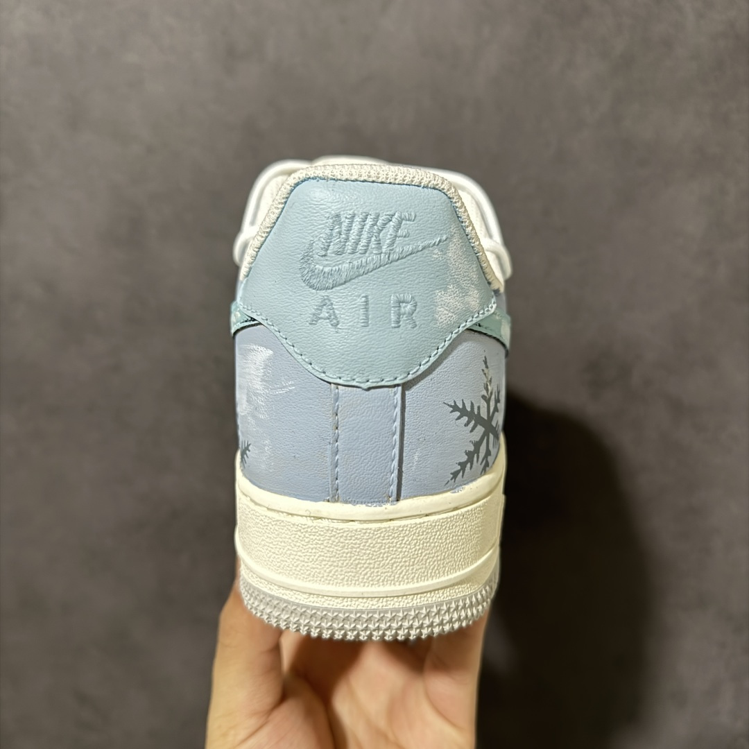 图片[4]-【定制版】手绘涂鸦“冰原落雪”Nike Air Force 1 “Icefield Snowfall”空军一号定制板鞋 专为夏日氛围感打造。通体清透冰蓝手绘配色，像冰镇汽水融化的冰面，鞋身散落的雪花纹样自带降温滤镜，一眼扑面而来山林冰雪的凉感。冰瀑渐变的勾子涂装复刻融冰流水，柔和浅蓝调弱化厚重感，用冰雪元素消解暑气,是夏日穿搭自带降温 buff 的小众定制潮鞋 货号：DO7417-199 尺码： 36 36.5 37.5 38 38.5 39 40 40.5 41 42 42.5 43 44 44.5 45-选品中心