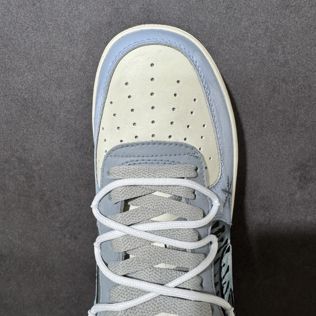 图片[5]-【定制版】手绘涂鸦“冰原落雪”Nike Air Force 1 “Icefield Snowfall”空军一号定制板鞋 专为夏日氛围感打造。通体清透冰蓝手绘配色，像冰镇汽水融化的冰面，鞋身散落的雪花纹样自带降温滤镜，一眼扑面而来山林冰雪的凉感。冰瀑渐变的勾子涂装复刻融冰流水，柔和浅蓝调弱化厚重感，用冰雪元素消解暑气,是夏日穿搭自带降温 buff 的小众定制潮鞋 货号：DO7417-199 尺码： 36 36.5 37.5 38 38.5 39 40 40.5 41 42 42.5 43 44 44.5 45-选品中心
