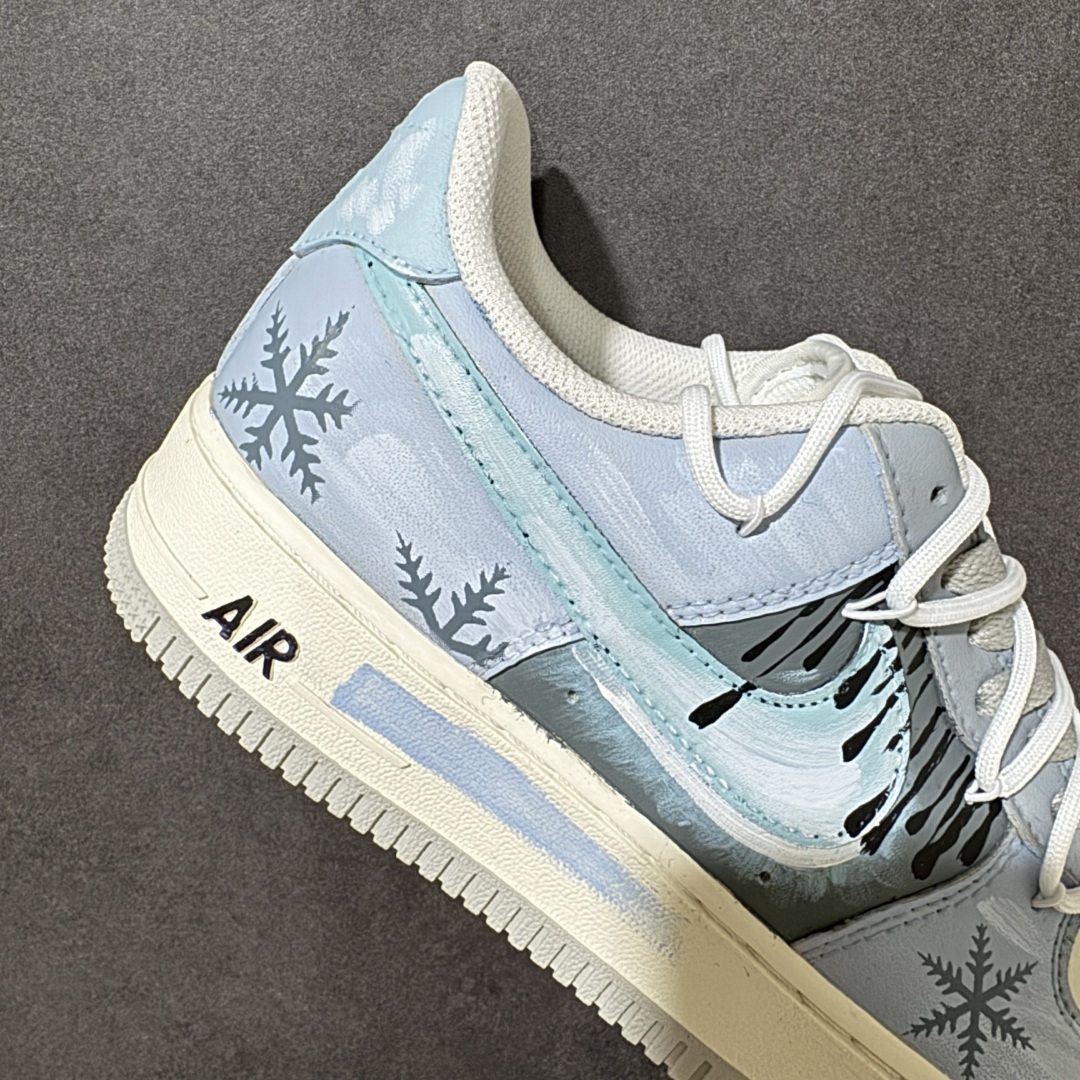 图片[7]-【定制版】手绘涂鸦“冰原落雪”Nike Air Force 1 “Icefield Snowfall”空军一号定制板鞋 专为夏日氛围感打造。通体清透冰蓝手绘配色，像冰镇汽水融化的冰面，鞋身散落的雪花纹样自带降温滤镜，一眼扑面而来山林冰雪的凉感。冰瀑渐变的勾子涂装复刻融冰流水，柔和浅蓝调弱化厚重感，用冰雪元素消解暑气,是夏日穿搭自带降温 buff 的小众定制潮鞋 货号：DO7417-199 尺码： 36 36.5 37.5 38 38.5 39 40 40.5 41 42 42.5 43 44 44.5 45-选品中心