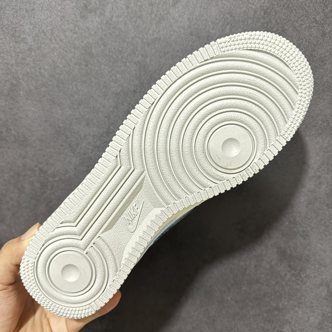 图片[9]-【定制版】手绘涂鸦“冰原落雪”Nike Air Force 1 “Icefield Snowfall”空军一号定制板鞋 专为夏日氛围感打造。通体清透冰蓝手绘配色，像冰镇汽水融化的冰面，鞋身散落的雪花纹样自带降温滤镜，一眼扑面而来山林冰雪的凉感。冰瀑渐变的勾子涂装复刻融冰流水，柔和浅蓝调弱化厚重感，用冰雪元素消解暑气,是夏日穿搭自带降温 buff 的小众定制潮鞋 货号：DO7417-199 尺码： 36 36.5 37.5 38 38.5 39 40 40.5 41 42 42.5 43 44 44.5 45-选品中心