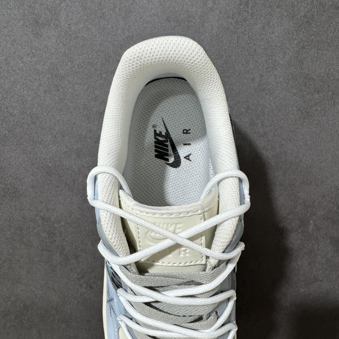 图片[6]-【定制版】手绘涂鸦“冰原落雪”Nike Air Force 1 “Icefield Snowfall”空军一号定制板鞋 专为夏日氛围感打造。通体清透冰蓝手绘配色，像冰镇汽水融化的冰面，鞋身散落的雪花纹样自带降温滤镜，一眼扑面而来山林冰雪的凉感。冰瀑渐变的勾子涂装复刻融冰流水，柔和浅蓝调弱化厚重感，用冰雪元素消解暑气,是夏日穿搭自带降温 buff 的小众定制潮鞋 货号：DO7417-199 尺码： 36 36.5 37.5 38 38.5 39 40 40.5 41 42 42.5 43 44 44.5 45-选品中心