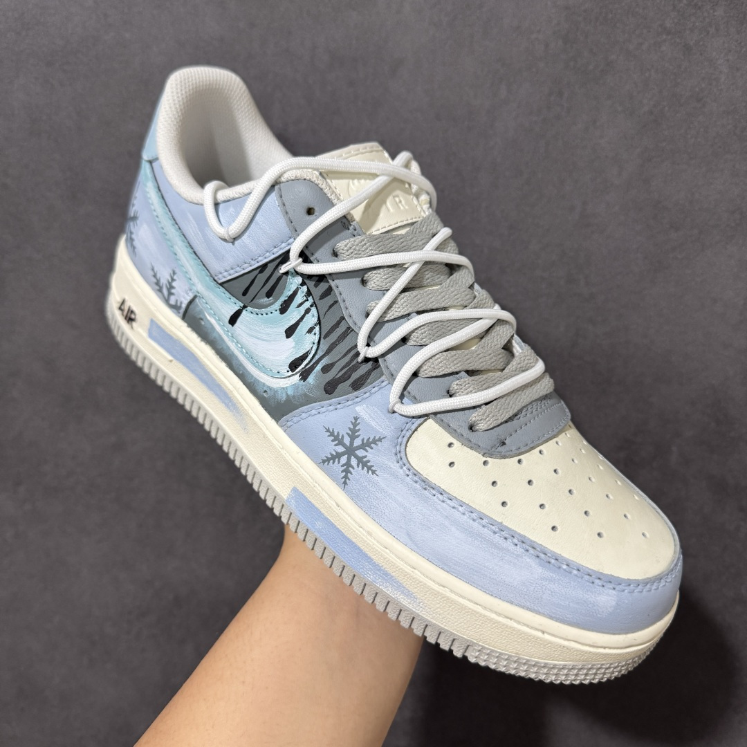 图片[3]-【定制版】手绘涂鸦“冰原落雪”Nike Air Force 1 “Icefield Snowfall”空军一号定制板鞋 专为夏日氛围感打造。通体清透冰蓝手绘配色，像冰镇汽水融化的冰面，鞋身散落的雪花纹样自带降温滤镜，一眼扑面而来山林冰雪的凉感。冰瀑渐变的勾子涂装复刻融冰流水，柔和浅蓝调弱化厚重感，用冰雪元素消解暑气,是夏日穿搭自带降温 buff 的小众定制潮鞋 货号：DO7417-199 尺码： 36 36.5 37.5 38 38.5 39 40 40.5 41 42 42.5 43 44 44.5 45-选品中心