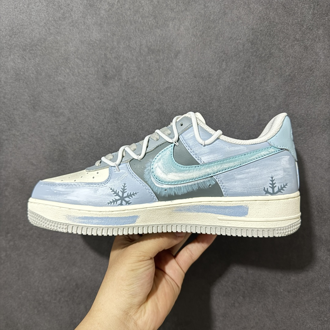 图片[2]-【定制版】手绘涂鸦“冰原落雪”Nike Air Force 1 “Icefield Snowfall”空军一号定制板鞋 专为夏日氛围感打造。通体清透冰蓝手绘配色，像冰镇汽水融化的冰面，鞋身散落的雪花纹样自带降温滤镜，一眼扑面而来山林冰雪的凉感。冰瀑渐变的勾子涂装复刻融冰流水，柔和浅蓝调弱化厚重感，用冰雪元素消解暑气,是夏日穿搭自带降温 buff 的小众定制潮鞋 货号：DO7417-199 尺码： 36 36.5 37.5 38 38.5 39 40 40.5 41 42 42.5 43 44 44.5 45-选品中心