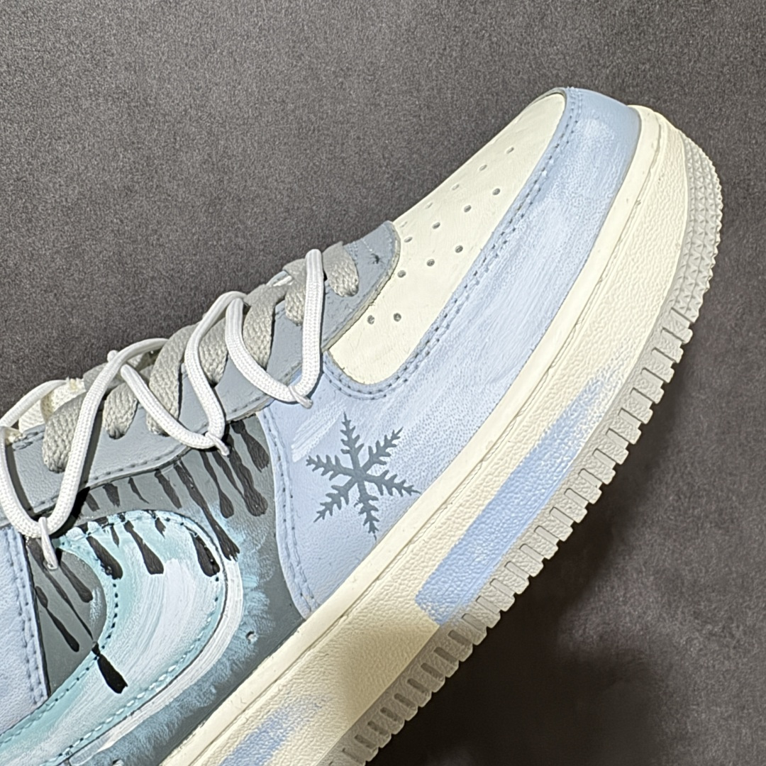 图片[8]-【定制版】手绘涂鸦“冰原落雪”Nike Air Force 1 “Icefield Snowfall”空军一号定制板鞋 专为夏日氛围感打造。通体清透冰蓝手绘配色，像冰镇汽水融化的冰面，鞋身散落的雪花纹样自带降温滤镜，一眼扑面而来山林冰雪的凉感。冰瀑渐变的勾子涂装复刻融冰流水，柔和浅蓝调弱化厚重感，用冰雪元素消解暑气,是夏日穿搭自带降温 buff 的小众定制潮鞋 货号：DO7417-199 尺码： 36 36.5 37.5 38 38.5 39 40 40.5 41 42 42.5 43 44 44.5 45-选品中心