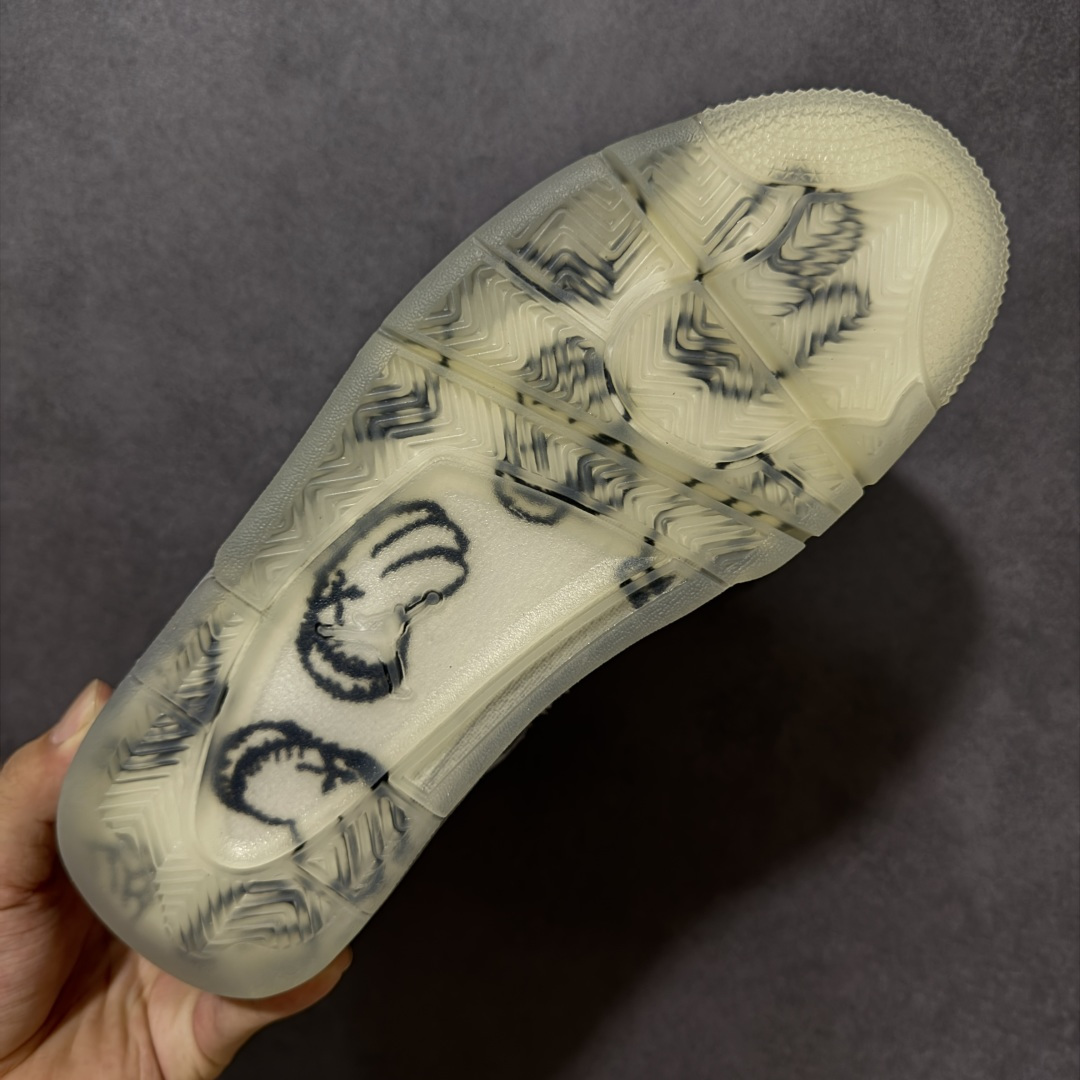 图片[9]-【公司级】KAWS x Air Jordan 4 \”Kaws Cool Grey\” 暴力熊 酷灰联名 AJ4 乔丹4代 aj4 乔4 联名酷灰 乔丹篮球鞋系列 鞋身整体采用灰色麂皮材质打造，鞋身布满同色刺绣Kaws玩偶的手型图案，鞋舌上Jumpman Logo以灰色立体呈现，后跟更是用标志XX及Air替代了原有Jumpman LLogo彰显出鞋子与众不同的独特属性，鞋底采用夜光设计同时也更加增添了一份神秘感，高规格的联名，在低调沉稳之余，夜光水晶大底已足够吸睛，更透出中底卡通花纹的玩趣主题。 货号：930155-003 尺码：36 36.5 37.5 38 38.5 39 40 40.5 41 42 42.5 43 44 44.5 45 46-选品中心