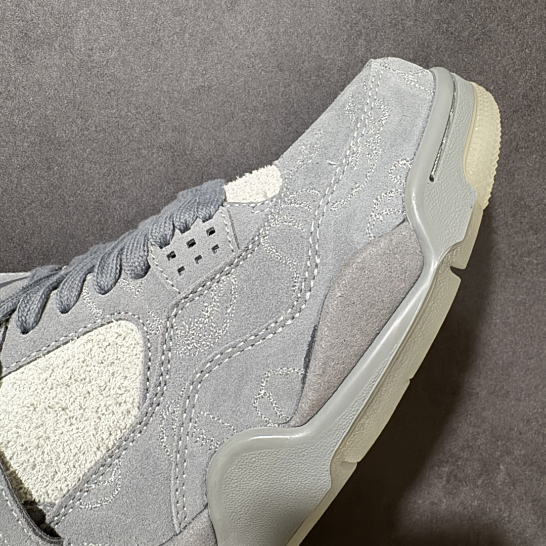 图片[8]-【公司级】KAWS x Air Jordan 4 \”Kaws Cool Grey\” 暴力熊 酷灰联名 AJ4 乔丹4代 aj4 乔4 联名酷灰 乔丹篮球鞋系列 鞋身整体采用灰色麂皮材质打造，鞋身布满同色刺绣Kaws玩偶的手型图案，鞋舌上Jumpman Logo以灰色立体呈现，后跟更是用标志XX及Air替代了原有Jumpman LLogo彰显出鞋子与众不同的独特属性，鞋底采用夜光设计同时也更加增添了一份神秘感，高规格的联名，在低调沉稳之余，夜光水晶大底已足够吸睛，更透出中底卡通花纹的玩趣主题。 货号：930155-003 尺码：36 36.5 37.5 38 38.5 39 40 40.5 41 42 42.5 43 44 44.5 45 46-选品中心
