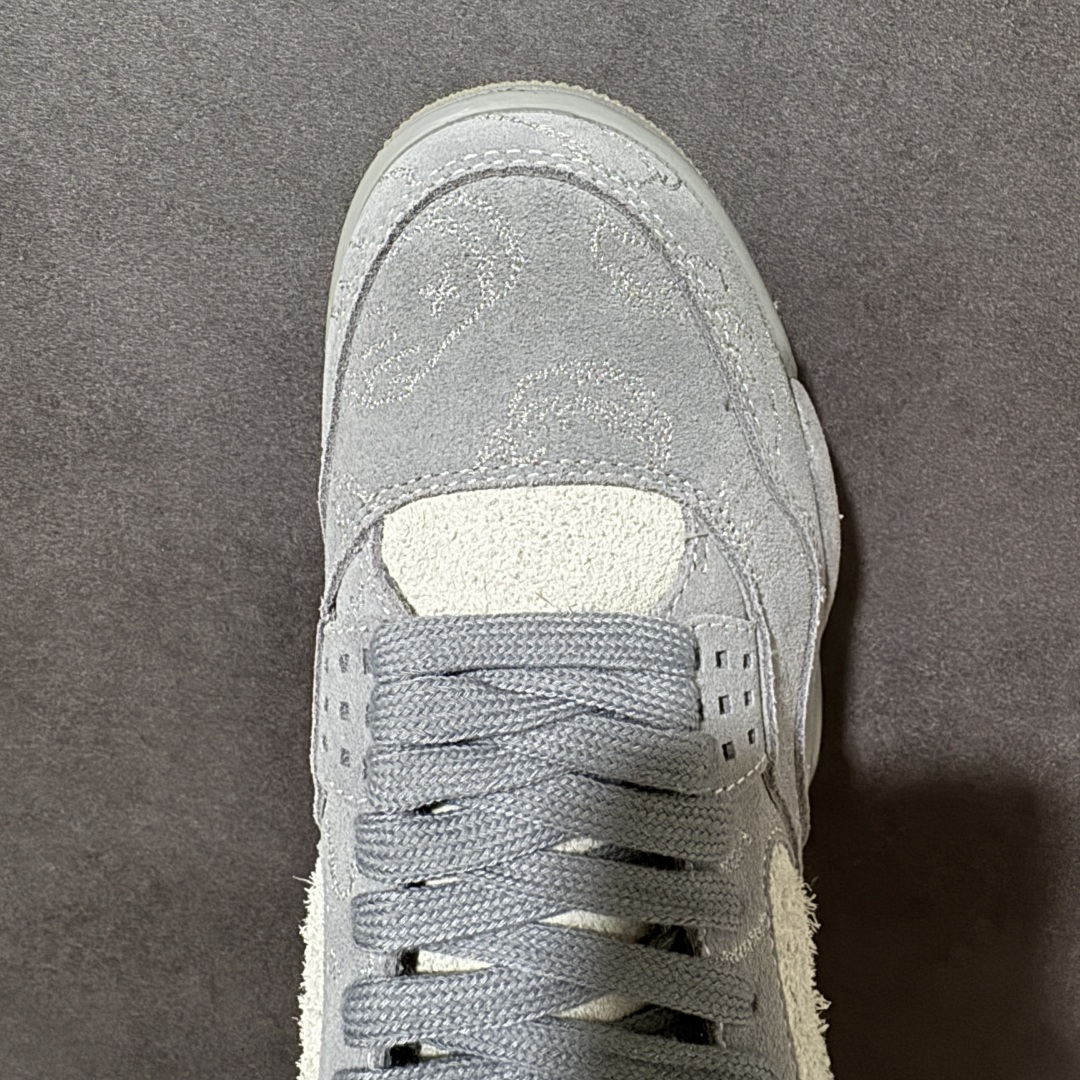 图片[5]-【公司级】KAWS x Air Jordan 4 \”Kaws Cool Grey\” 暴力熊 酷灰联名 AJ4 乔丹4代 aj4 乔4 联名酷灰 乔丹篮球鞋系列 鞋身整体采用灰色麂皮材质打造，鞋身布满同色刺绣Kaws玩偶的手型图案，鞋舌上Jumpman Logo以灰色立体呈现，后跟更是用标志XX及Air替代了原有Jumpman LLogo彰显出鞋子与众不同的独特属性，鞋底采用夜光设计同时也更加增添了一份神秘感，高规格的联名，在低调沉稳之余，夜光水晶大底已足够吸睛，更透出中底卡通花纹的玩趣主题。 货号：930155-003 尺码：36 36.5 37.5 38 38.5 39 40 40.5 41 42 42.5 43 44 44.5 45 46-选品中心