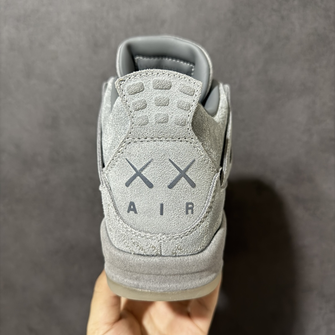 图片[4]-【公司级】KAWS x Air Jordan 4 \”Kaws Cool Grey\” 暴力熊 酷灰联名 AJ4 乔丹4代 aj4 乔4 联名酷灰 乔丹篮球鞋系列 鞋身整体采用灰色麂皮材质打造，鞋身布满同色刺绣Kaws玩偶的手型图案，鞋舌上Jumpman Logo以灰色立体呈现，后跟更是用标志XX及Air替代了原有Jumpman LLogo彰显出鞋子与众不同的独特属性，鞋底采用夜光设计同时也更加增添了一份神秘感，高规格的联名，在低调沉稳之余，夜光水晶大底已足够吸睛，更透出中底卡通花纹的玩趣主题。 货号：930155-003 尺码：36 36.5 37.5 38 38.5 39 40 40.5 41 42 42.5 43 44 44.5 45 46-选品中心