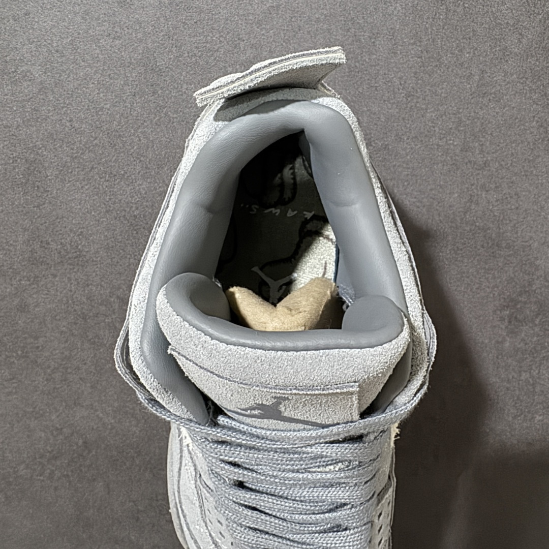 图片[6]-【公司级】KAWS x Air Jordan 4 \”Kaws Cool Grey\” 暴力熊 酷灰联名 AJ4 乔丹4代 aj4 乔4 联名酷灰 乔丹篮球鞋系列 鞋身整体采用灰色麂皮材质打造，鞋身布满同色刺绣Kaws玩偶的手型图案，鞋舌上Jumpman Logo以灰色立体呈现，后跟更是用标志XX及Air替代了原有Jumpman LLogo彰显出鞋子与众不同的独特属性，鞋底采用夜光设计同时也更加增添了一份神秘感，高规格的联名，在低调沉稳之余，夜光水晶大底已足够吸睛，更透出中底卡通花纹的玩趣主题。 货号：930155-003 尺码：36 36.5 37.5 38 38.5 39 40 40.5 41 42 42.5 43 44 44.5 45 46-选品中心