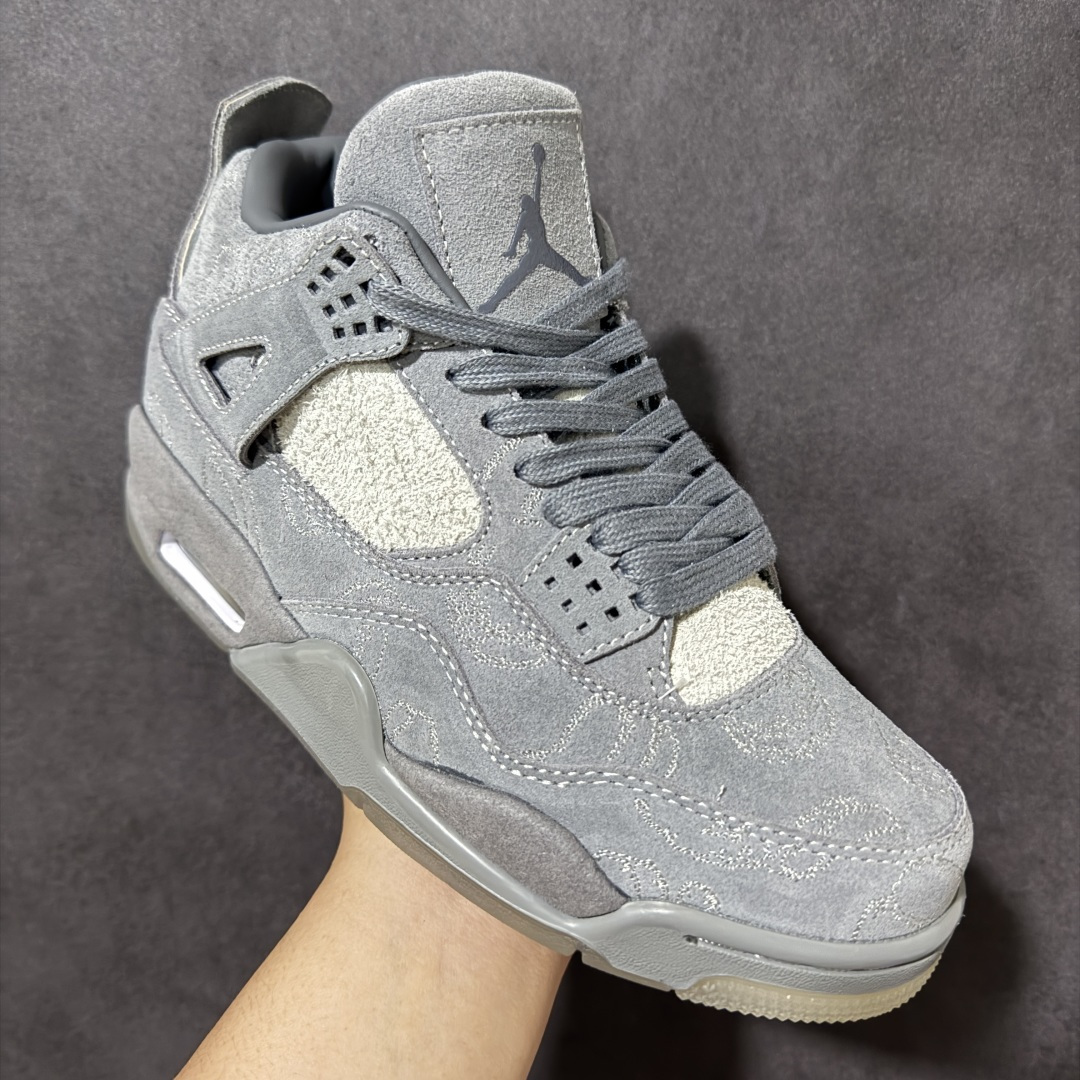 图片[3]-【公司级】KAWS x Air Jordan 4 \”Kaws Cool Grey\” 暴力熊 酷灰联名 AJ4 乔丹4代 aj4 乔4 联名酷灰 乔丹篮球鞋系列 鞋身整体采用灰色麂皮材质打造，鞋身布满同色刺绣Kaws玩偶的手型图案，鞋舌上Jumpman Logo以灰色立体呈现，后跟更是用标志XX及Air替代了原有Jumpman LLogo彰显出鞋子与众不同的独特属性，鞋底采用夜光设计同时也更加增添了一份神秘感，高规格的联名，在低调沉稳之余，夜光水晶大底已足够吸睛，更透出中底卡通花纹的玩趣主题。 货号：930155-003 尺码：36 36.5 37.5 38 38.5 39 40 40.5 41 42 42.5 43 44 44.5 45 46-选品中心
