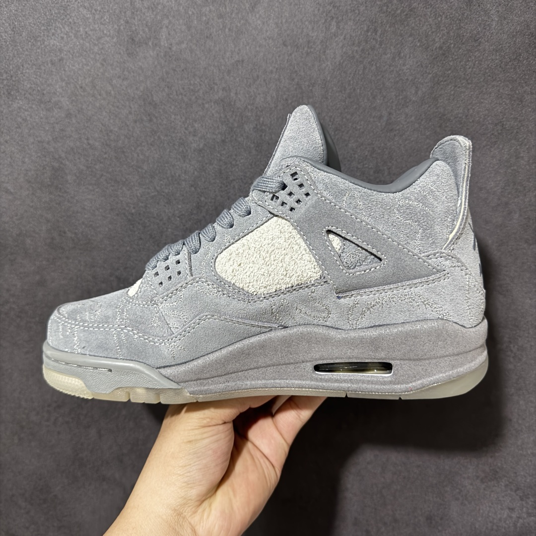 图片[2]-【公司级】KAWS x Air Jordan 4 \”Kaws Cool Grey\” 暴力熊 酷灰联名 AJ4 乔丹4代 aj4 乔4 联名酷灰 乔丹篮球鞋系列 鞋身整体采用灰色麂皮材质打造，鞋身布满同色刺绣Kaws玩偶的手型图案，鞋舌上Jumpman Logo以灰色立体呈现，后跟更是用标志XX及Air替代了原有Jumpman LLogo彰显出鞋子与众不同的独特属性，鞋底采用夜光设计同时也更加增添了一份神秘感，高规格的联名，在低调沉稳之余，夜光水晶大底已足够吸睛，更透出中底卡通花纹的玩趣主题。 货号：930155-003 尺码：36 36.5 37.5 38 38.5 39 40 40.5 41 42 42.5 43 44 44.5 45 46-选品中心