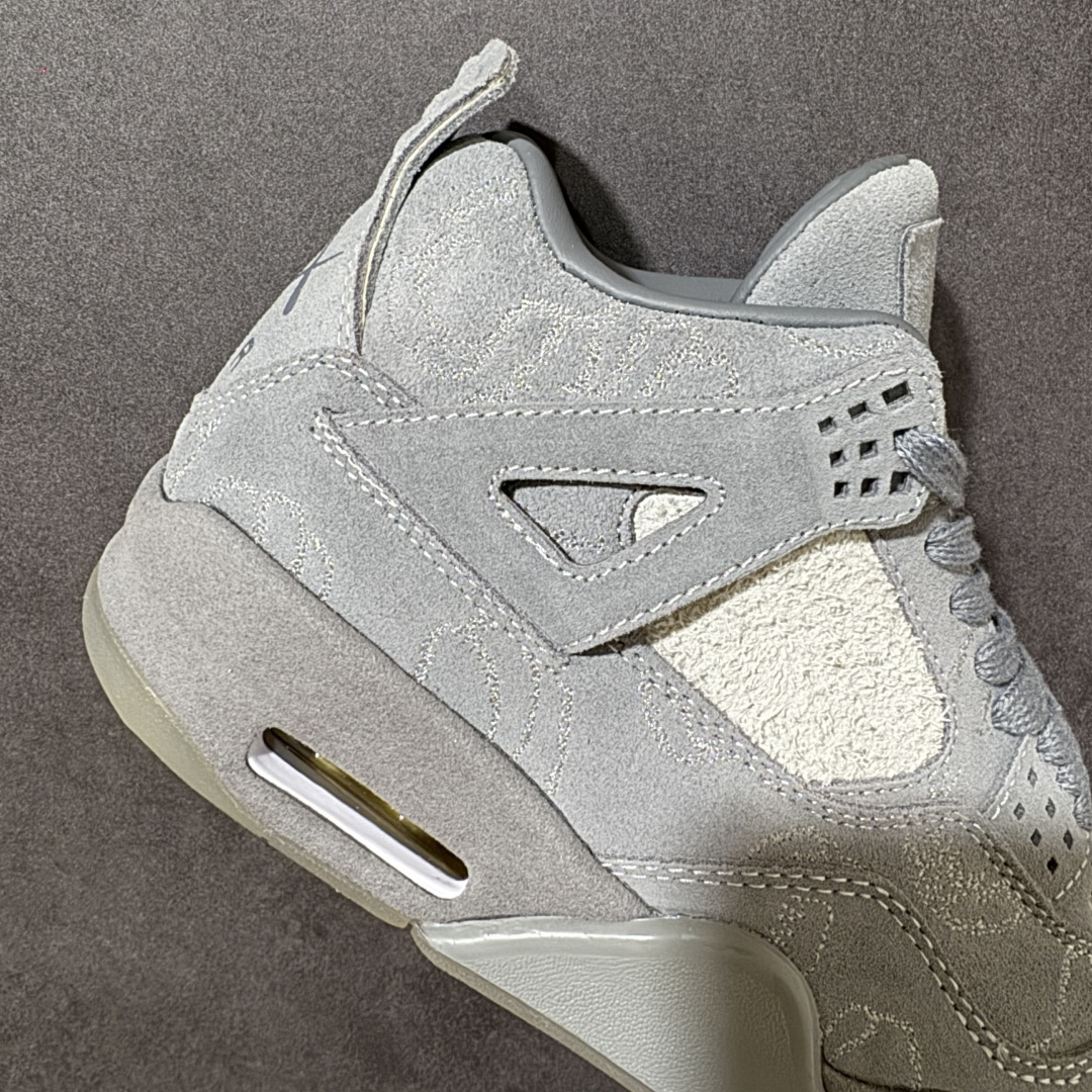 图片[7]-【公司级】KAWS x Air Jordan 4 \”Kaws Cool Grey\” 暴力熊 酷灰联名 AJ4 乔丹4代 aj4 乔4 联名酷灰 乔丹篮球鞋系列 鞋身整体采用灰色麂皮材质打造，鞋身布满同色刺绣Kaws玩偶的手型图案，鞋舌上Jumpman Logo以灰色立体呈现，后跟更是用标志XX及Air替代了原有Jumpman LLogo彰显出鞋子与众不同的独特属性，鞋底采用夜光设计同时也更加增添了一份神秘感，高规格的联名，在低调沉稳之余，夜光水晶大底已足够吸睛，更透出中底卡通花纹的玩趣主题。 货号：930155-003 尺码：36 36.5 37.5 38 38.5 39 40 40.5 41 42 42.5 43 44 44.5 45 46-选品中心