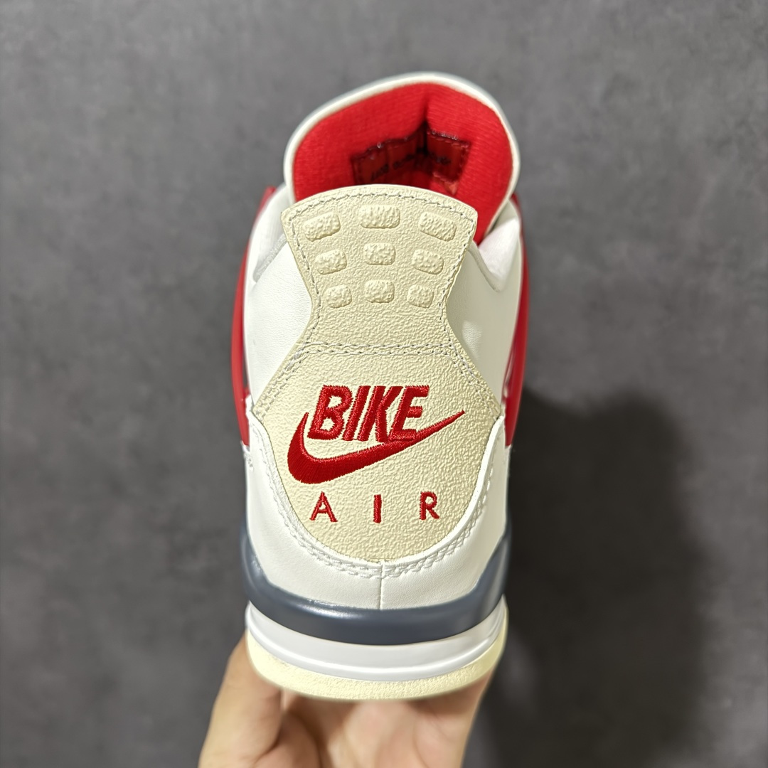 图片[4]-【公司级】Nigel Sylvester x Air Jordan 4 \”Sail Cinnabar\” 小轮车 白红砖 AJ4 乔丹4代 aj4 乔4 白黑红砖 乔丹篮球鞋系列 在设计上，设计层面，鞋款致敬1989年经典Air Jordan 4 \”Fire Red\”，并融入西尔维斯特的个人风格。鞋面采用质感出众的米白色皮革打造，鞋头缀有迷你刺绣Swoosh Logo，这也是他Bike Air联名系列的标志性细节。干净的帆白色鞋面搭配炭灰色与米色细节，在网眼与中底上营造出细腻的复古质感。标志性的砖红色在侧翼、鞋带孔、外底与品牌标识上成为视觉焦点，后跟位置原本的\”Nike Air\”标志则被改为了\”Bike Air\”致敬Nigel Sylvesterc对BMX的热爱，联名身份直接拉满；中底使用黑色妆点，呼应鞋身设计，最后以搭载有开窗式Air Maxr气垫的中底及红黑外底上的白色Nike Swoosh Logo进行收尾。 货号：IQ8055-100 尺码：36 36.5 37.5 38 38.5 39 40 40.5 41 42 42.5 43 44 44.5 45 46 47.5 48-选品中心