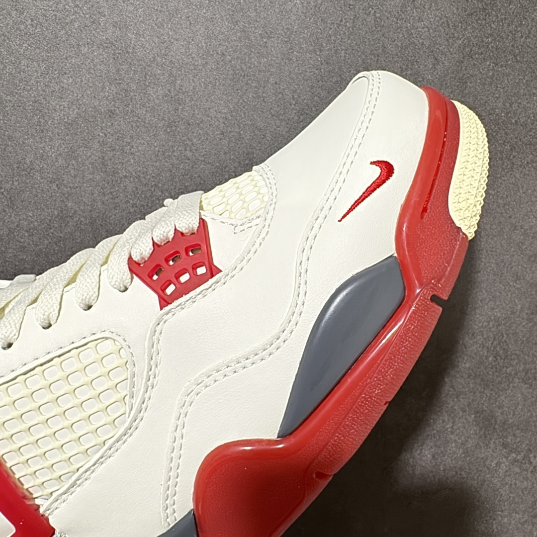 图片[8]-【公司级】Nigel Sylvester x Air Jordan 4 \”Sail Cinnabar\” 小轮车 白红砖 AJ4 乔丹4代 aj4 乔4 白黑红砖 乔丹篮球鞋系列 在设计上，设计层面，鞋款致敬1989年经典Air Jordan 4 \”Fire Red\”，并融入西尔维斯特的个人风格。鞋面采用质感出众的米白色皮革打造，鞋头缀有迷你刺绣Swoosh Logo，这也是他Bike Air联名系列的标志性细节。干净的帆白色鞋面搭配炭灰色与米色细节，在网眼与中底上营造出细腻的复古质感。标志性的砖红色在侧翼、鞋带孔、外底与品牌标识上成为视觉焦点，后跟位置原本的\”Nike Air\”标志则被改为了\”Bike Air\”致敬Nigel Sylvesterc对BMX的热爱，联名身份直接拉满；中底使用黑色妆点，呼应鞋身设计，最后以搭载有开窗式Air Maxr气垫的中底及红黑外底上的白色Nike Swoosh Logo进行收尾。 货号：IQ8055-100 尺码：36 36.5 37.5 38 38.5 39 40 40.5 41 42 42.5 43 44 44.5 45 46 47.5 48-选品中心