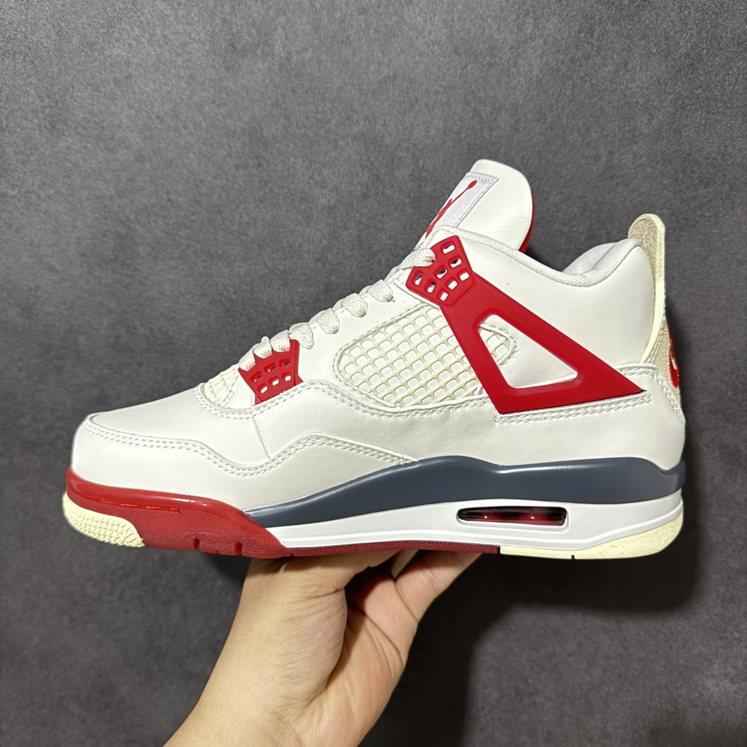 图片[2]-【公司级】Nigel Sylvester x Air Jordan 4 \”Sail Cinnabar\” 小轮车 白红砖 AJ4 乔丹4代 aj4 乔4 白黑红砖 乔丹篮球鞋系列 在设计上，设计层面，鞋款致敬1989年经典Air Jordan 4 \”Fire Red\”，并融入西尔维斯特的个人风格。鞋面采用质感出众的米白色皮革打造，鞋头缀有迷你刺绣Swoosh Logo，这也是他Bike Air联名系列的标志性细节。干净的帆白色鞋面搭配炭灰色与米色细节，在网眼与中底上营造出细腻的复古质感。标志性的砖红色在侧翼、鞋带孔、外底与品牌标识上成为视觉焦点，后跟位置原本的\”Nike Air\”标志则被改为了\”Bike Air\”致敬Nigel Sylvesterc对BMX的热爱，联名身份直接拉满；中底使用黑色妆点，呼应鞋身设计，最后以搭载有开窗式Air Maxr气垫的中底及红黑外底上的白色Nike Swoosh Logo进行收尾。 货号：IQ8055-100 尺码：36 36.5 37.5 38 38.5 39 40 40.5 41 42 42.5 43 44 44.5 45 46 47.5 48-选品中心