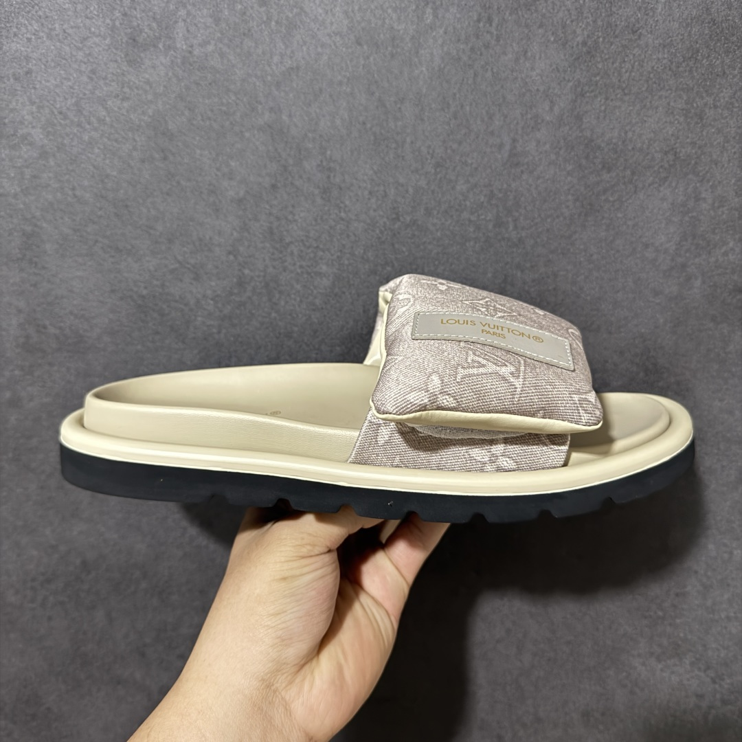 【广东版】Louis Vuitton/路易威登 男女鞋广东原产，升级配置包装物及天地盖硬质礼盒!!，采用环保填充羽绒Monogram尼龙包裹鞋床及宽幅鞋带,内衬小羊真皮，升级韧性舒适内底,外置轻质EVA发泡锯齿橡胶外底❗️与日本艺术家村上隆的跨界合作系列，法国奢侈品牌LV路易威登Louis Vuitton Pool Pillow Comfort Mules\