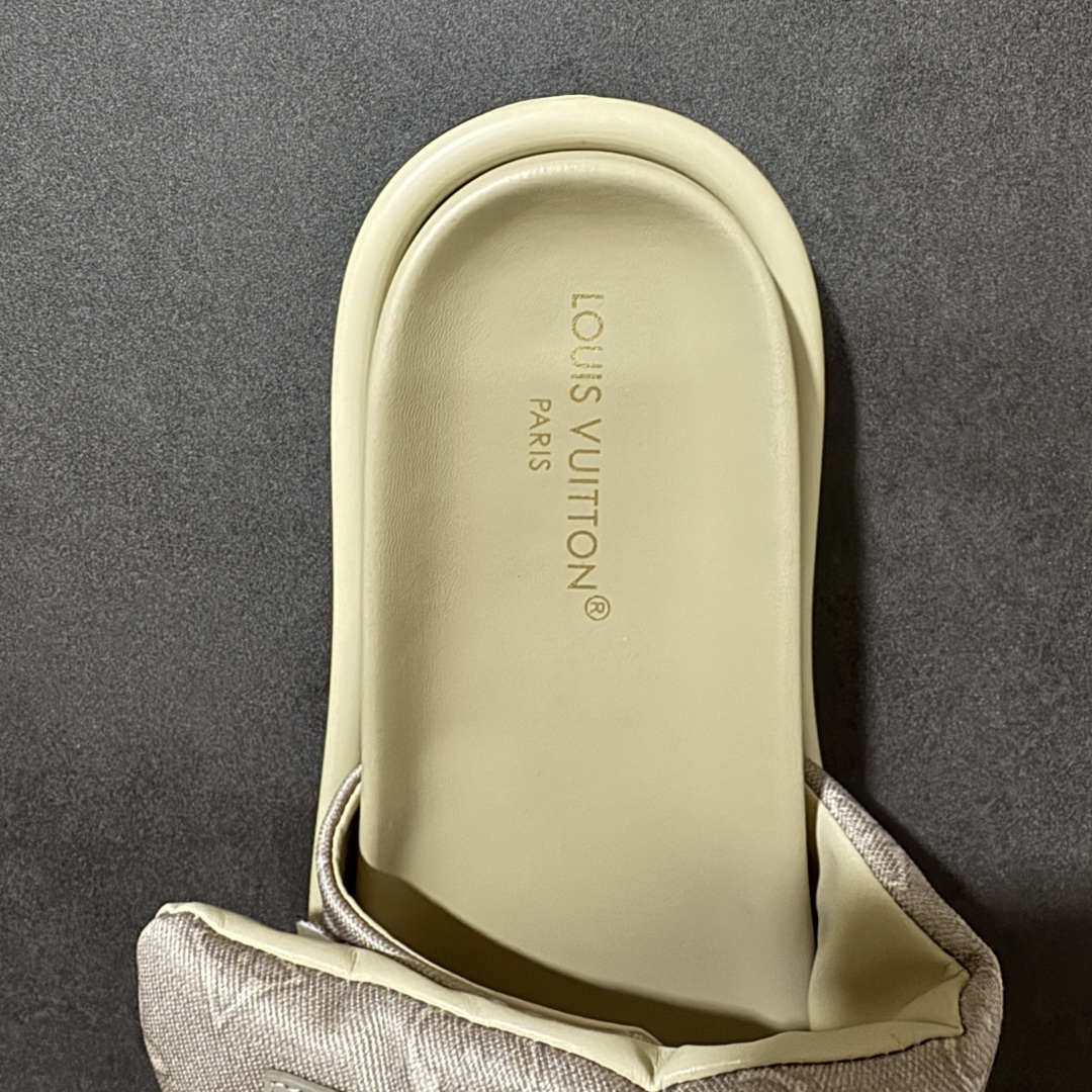 图片[6]-【广东版】Louis Vuitton/路易威登 男女鞋广东原产，升级配置包装物及天地盖硬质礼盒!!，采用环保填充羽绒Monogram尼龙包裹鞋床及宽幅鞋带,内衬小羊真皮，升级韧性舒适内底,外置轻质EVA发泡锯齿橡胶外底❗️与日本艺术家村上隆的跨界合作系列，法国奢侈品牌LV路易威登Louis Vuitton Pool Pillow Comfort Mules\”Monogram\”日落系列泳池风魔术贴可调节女士舒适露趾休闲凉拖鞋“ 尺码：35 36 37 38 39 40 41 42 43 44 45-选品中心