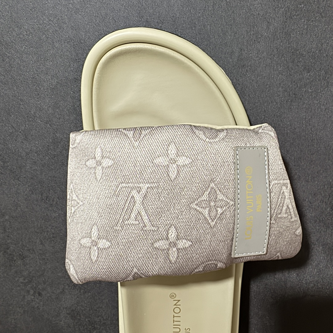 图片[5]-【广东版】Louis Vuitton/路易威登 男女鞋广东原产，升级配置包装物及天地盖硬质礼盒!!，采用环保填充羽绒Monogram尼龙包裹鞋床及宽幅鞋带,内衬小羊真皮，升级韧性舒适内底,外置轻质EVA发泡锯齿橡胶外底❗️与日本艺术家村上隆的跨界合作系列，法国奢侈品牌LV路易威登Louis Vuitton Pool Pillow Comfort Mules\”Monogram\”日落系列泳池风魔术贴可调节女士舒适露趾休闲凉拖鞋“ 尺码：35 36 37 38 39 40 41 42 43 44 45-选品中心