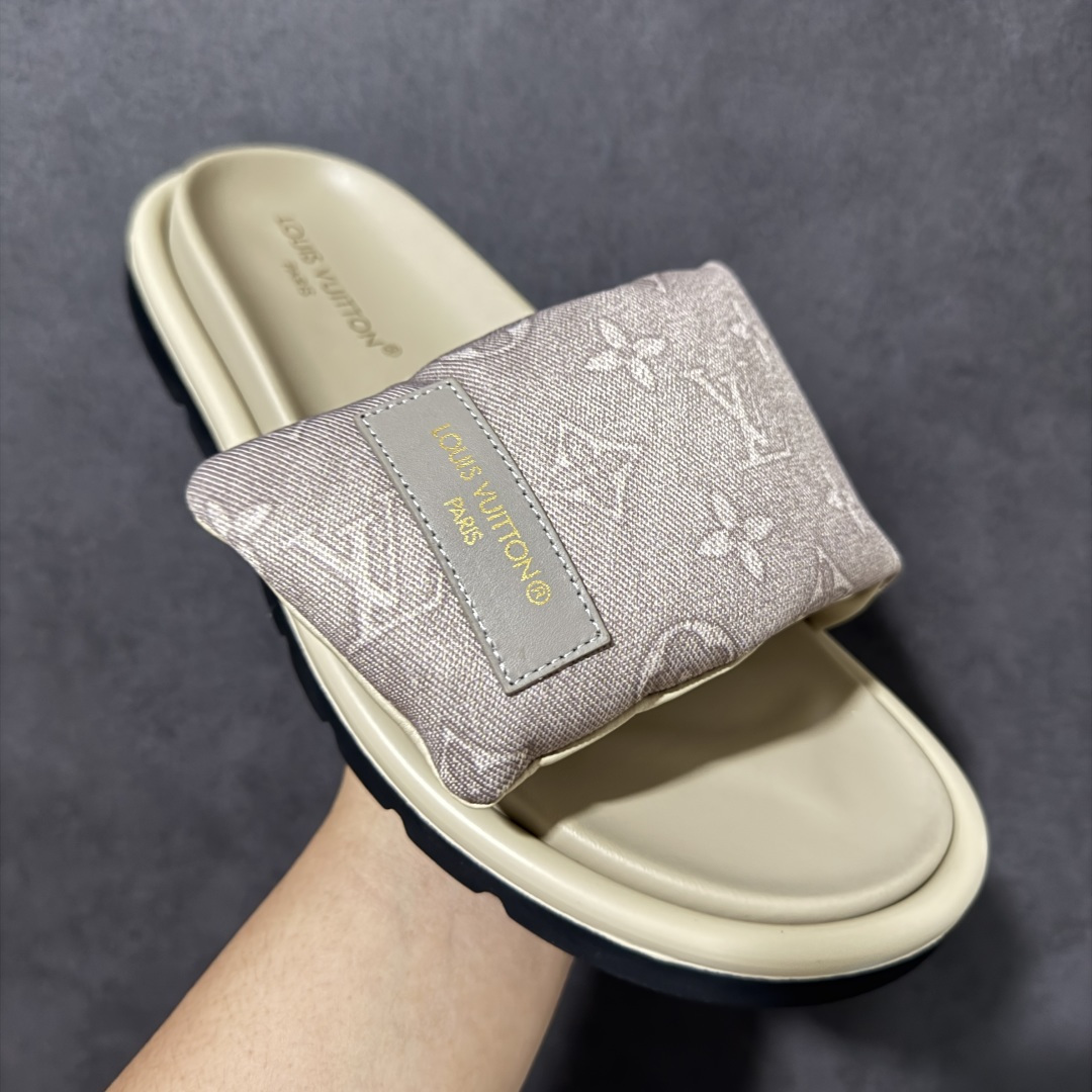 图片[3]-【广东版】Louis Vuitton/路易威登 男女鞋广东原产，升级配置包装物及天地盖硬质礼盒!!，采用环保填充羽绒Monogram尼龙包裹鞋床及宽幅鞋带,内衬小羊真皮，升级韧性舒适内底,外置轻质EVA发泡锯齿橡胶外底❗️与日本艺术家村上隆的跨界合作系列，法国奢侈品牌LV路易威登Louis Vuitton Pool Pillow Comfort Mules\”Monogram\”日落系列泳池风魔术贴可调节女士舒适露趾休闲凉拖鞋“ 尺码：35 36 37 38 39 40 41 42 43 44 45-选品中心