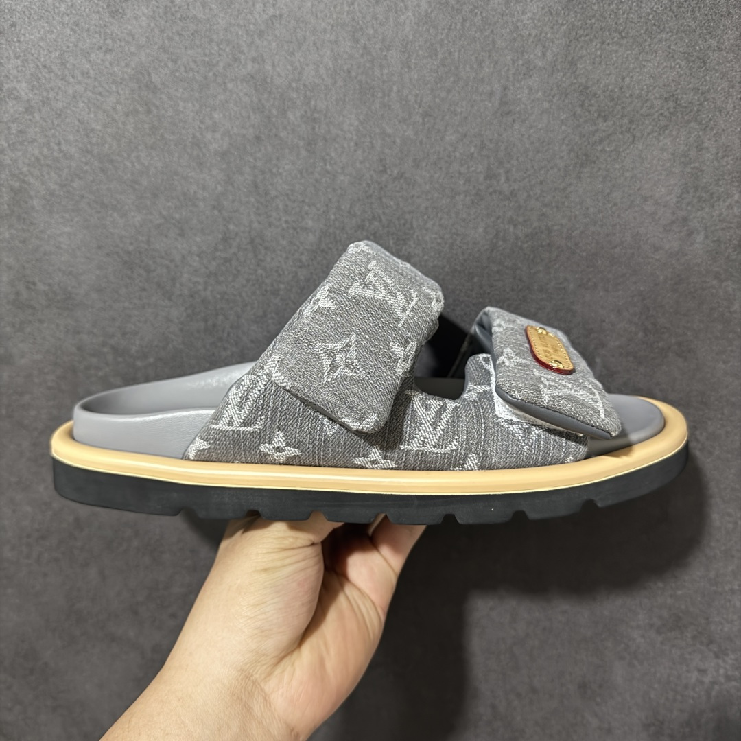 【广东版】Louis Vuitton/路易威登 男女鞋广东原产，升级配置包装物及天地盖硬质礼盒!!，采用环保填充羽绒Monogram尼龙包裹鞋床及宽幅鞋带,内衬小羊真皮，升级韧性舒适内底,外置轻质EVA发泡锯齿橡胶外底❗️与日本艺术家村上隆的跨界合作系列，法国奢侈品牌LV路易威登Louis Vuitton Pool Pillow Comfort Mules\