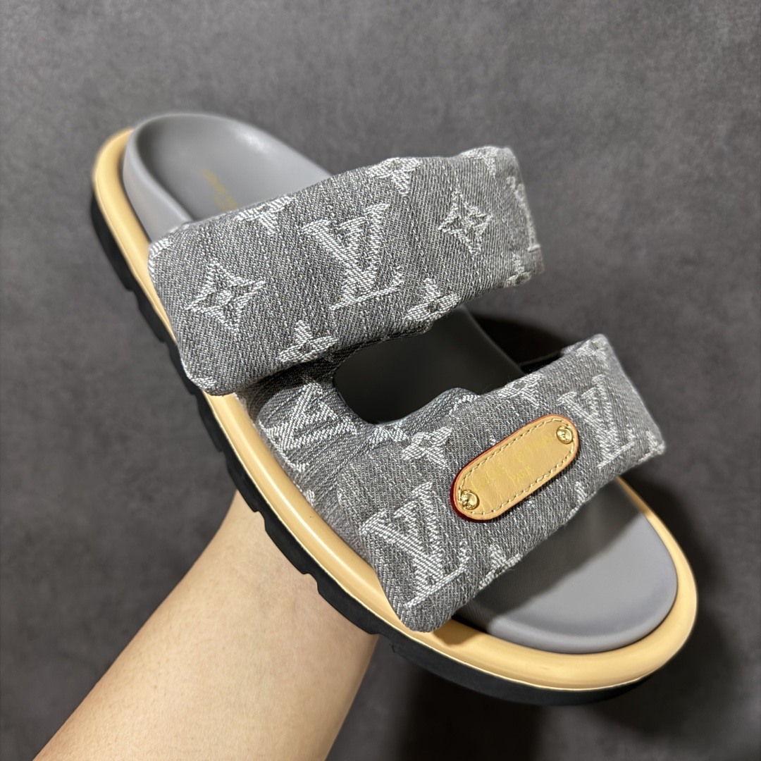 图片[3]-【广东版】Louis Vuitton/路易威登 男女鞋广东原产，升级配置包装物及天地盖硬质礼盒!!，采用环保填充羽绒Monogram尼龙包裹鞋床及宽幅鞋带,内衬小羊真皮，升级韧性舒适内底,外置轻质EVA发泡锯齿橡胶外底❗️与日本艺术家村上隆的跨界合作系列，法国奢侈品牌LV路易威登Louis Vuitton Pool Pillow Comfort Mules\”Monogram\”日落系列泳池风魔术贴可调节女士舒适露趾休闲凉拖鞋“ 尺码：35 36 37 38 39 40 41 42 43 44 45-选品中心