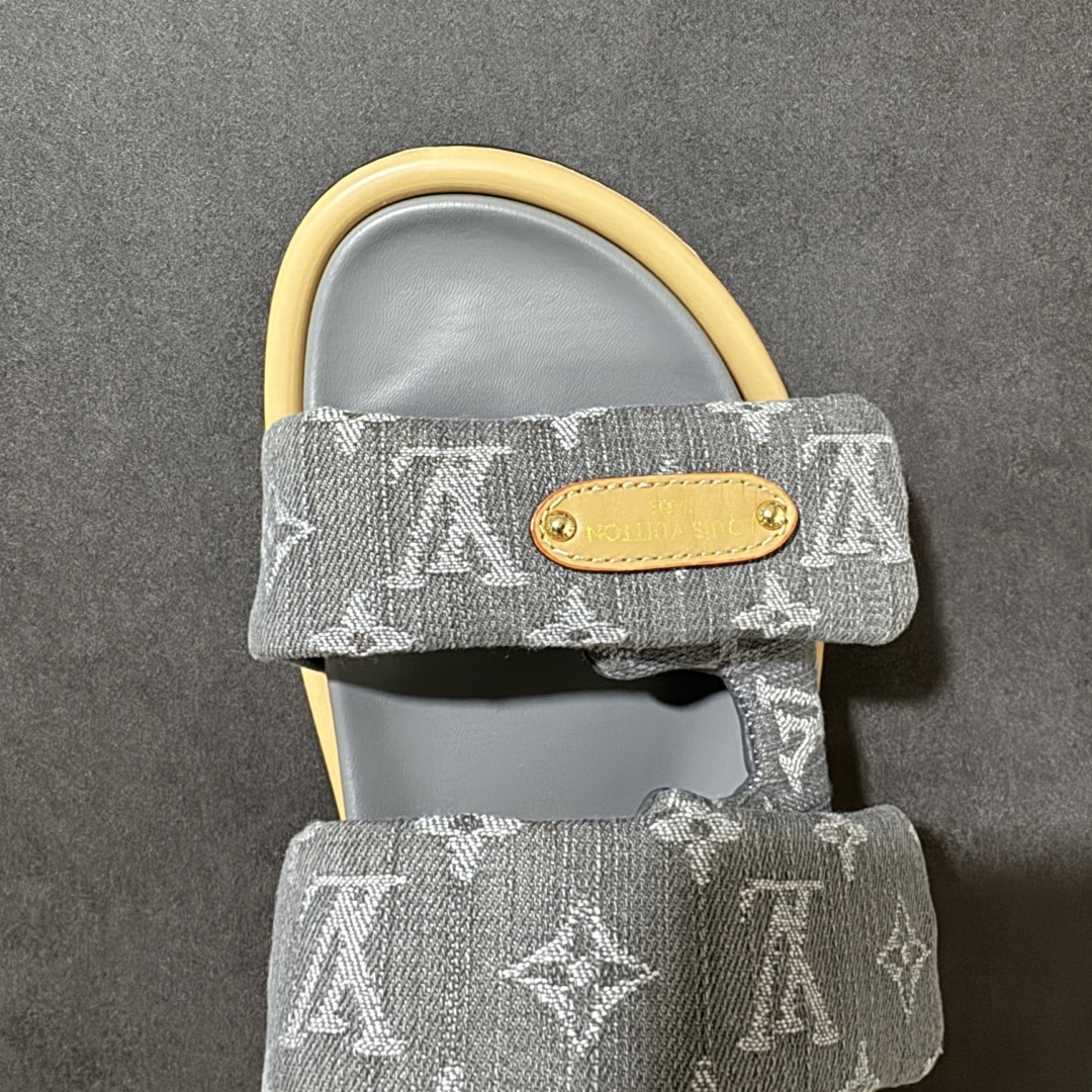 图片[5]-【广东版】Louis Vuitton/路易威登 男女鞋广东原产，升级配置包装物及天地盖硬质礼盒!!，采用环保填充羽绒Monogram尼龙包裹鞋床及宽幅鞋带,内衬小羊真皮，升级韧性舒适内底,外置轻质EVA发泡锯齿橡胶外底❗️与日本艺术家村上隆的跨界合作系列，法国奢侈品牌LV路易威登Louis Vuitton Pool Pillow Comfort Mules\”Monogram\”日落系列泳池风魔术贴可调节女士舒适露趾休闲凉拖鞋“ 尺码：35 36 37 38 39 40 41 42 43 44 45-选品中心