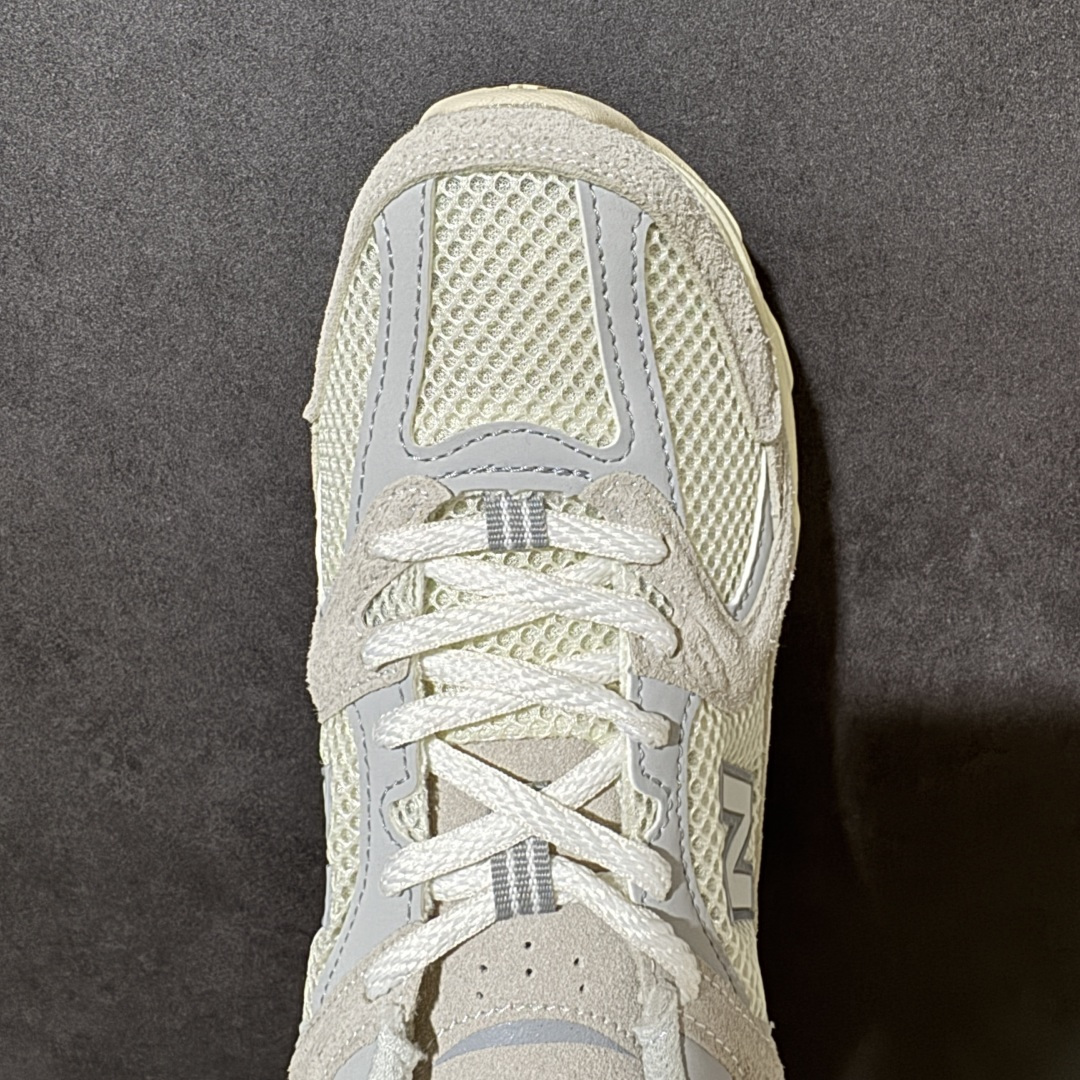 图片[5]-【公司级】New Balance NB530 新百伦复古透气跑步鞋 以皮革为主的人气轮廓 以极具复古风范的跑鞋外观呈现 设计上全鞋以简约清爽的纯白色作基底 鞋身覆盖大面积织物网眼材质 并于鞋头、鞋带孔眼片等细节处点缀对比鲜明的反光银镀层凸显 鞋舌、侧身等位置则辅以一贯的「N」字标志和品牌徽标彰显身份 最后通过搭载的 ABZORB 缓震中底完善整体造型 货号：MR530MR 尺码：36-45-选品中心