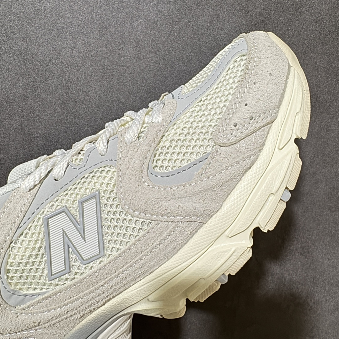 图片[8]-【公司级】New Balance NB530 新百伦复古透气跑步鞋 以皮革为主的人气轮廓 以极具复古风范的跑鞋外观呈现 设计上全鞋以简约清爽的纯白色作基底 鞋身覆盖大面积织物网眼材质 并于鞋头、鞋带孔眼片等细节处点缀对比鲜明的反光银镀层凸显 鞋舌、侧身等位置则辅以一贯的「N」字标志和品牌徽标彰显身份 最后通过搭载的 ABZORB 缓震中底完善整体造型 货号：MR530MR 尺码：36-45-选品中心