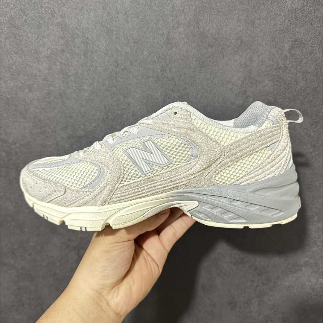 图片[2]-【公司级】New Balance NB530 新百伦复古透气跑步鞋 以皮革为主的人气轮廓 以极具复古风范的跑鞋外观呈现 设计上全鞋以简约清爽的纯白色作基底 鞋身覆盖大面积织物网眼材质 并于鞋头、鞋带孔眼片等细节处点缀对比鲜明的反光银镀层凸显 鞋舌、侧身等位置则辅以一贯的「N」字标志和品牌徽标彰显身份 最后通过搭载的 ABZORB 缓震中底完善整体造型 货号：MR530MR 尺码：36-45-选品中心